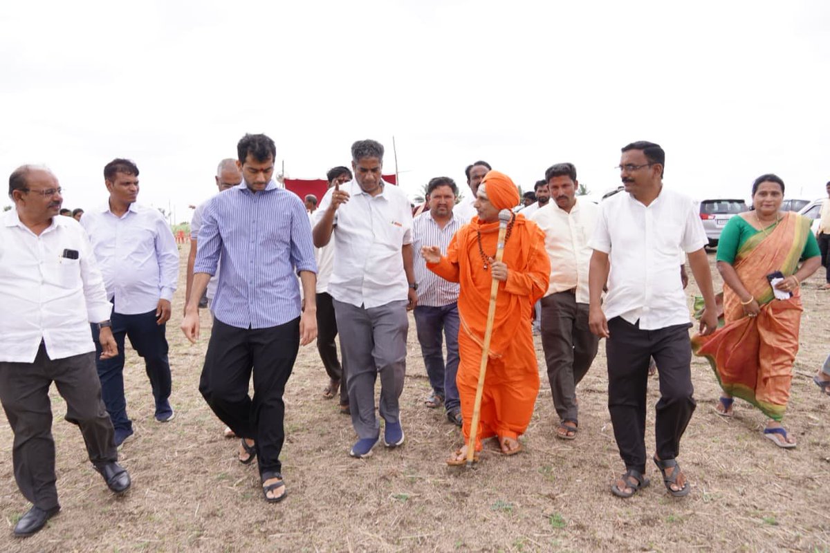 BMPatilOfficial's tweet photo. ನಿಡೋಣಿ ಗ್ರಾಮದಲ್ಲಿ ಶೀಘ್ರದಲ್ಲೇ ಆಧುನಿಕ ಹೈನುಗಾರಿಕೆ ತರಬೇತಿ ಕೇಂದ್ರ ಸ್ಥಾಪನೆ

ವಚನ ಪಿತಾಮಹ ಡಾ. ಫ. ಗು. ಹಳಕಟ್ಟಿ ಅವರ ಜನ್ಮದಿನದ ಅಂಗವಾಗಿ, ಇಂದು ಬಬಲೇಶ್ವರ ವಿಧಾನಸಭಾ ಕ್ಷೇತ್ರದ ನಿಡೋಣಿ ಗ್ರಾಮದಲ್ಲಿ ಆಯೋಜಿಸಿದ್ದ ಸಸಿ ನೆಡುವ ಕಾರ್ಯಕ್ರಮದಲ್ಲಿ ಭಾಗವಹಿಸಿ ಮಾತನಾಡಿದೆ.

ರೈತರ ಆದಾಯವನ್ನು ಹೆಚ್ಚಿಸುವ ಉದ್ದೇಶದಿಂದ BLDE, ಕೃಷಿಕಲ್ಪ ಫೌಂಡೇಶನ್ ಹಾಗೂ ಅಕ್ಷಯಕಲ್ಪ ಫೌಂಡೇಶನ್ ಗಳ ಸಹಯೋಗದಲ್ಲಿ ಜಾರಿಗೊಳಿಸಲಾಗುತ್ತಿರುವ 'ಕ್ಷೀರ ಪೈಲಟ್ ಯೋಜನೆ' ಕುರಿತು ರೈತರಿಗೆ ವಿವರವಾದ ಮಾಹಿತಿ ನೀಡಿದೆ. ಆಧುನಿಕ ಹೈನುಗಾರಿಕೆ, ವೈಜ್ಞಾನಿಕ ಪಶುಪಾಲನೆ ಹಾಗೂ ಗುಣಮಟ್ಟದ ಹಾಲು ಉತ್ಪಾದನೆಯ ಮೂಲಕ ರೈತರು ಆರ್ಥಿಕವಾಗಿ ಸ್ವಾವಲಂಬಿಗಳಾಗಲು ಈ ಯೋಜನೆ ಸಹಕಾರಿಯಾಗಲಿದೆ ಎಂದು ತಿಳಿಸಿದೆ.

ರೈತರಿಗೆ ನಿರಂತರ ತರಬೇತಿ, ತಾಂತ್ರಿಕ ಮಾರ್ಗದರ್ಶನ ಹಾಗೂ ಕೌಶಲಾಭಿವೃದ್ಧಿಯನ್ನು ಒದಗಿಸುವ ಉದ್ದೇಶದಿಂದ, ಶೀಘ್ರದಲ್ಲೇ ನಿಡೋಣಿ ಗ್ರಾಮದಲ್ಲೇ ಆಧುನಿಕ ಹೈನುಗಾರಿಕೆ ತರಬೇತಿ ಕೇಂದ್ರವನ್ನು ಸ್ಥಾಪಿಸಲಾಗುವುದು ಎಂದು ಪ್ರಕಟಿಸಿದೆ. ಈ ಕೇಂದ್ರವು ಹೈನುಗಾರಿಕೆಯನ್ನು ಲಾಭದಾಯಕ ಉದ್ಯಮವನ್ನಾಗಿ ರೂಪಿಸಲು ರೈತರಿಗೆ ಅಗತ್ಯವಾದ ಜ್ಞಾನ ಮತ್ತು ಕೌಶಲ್ಯವನ್ನು ನೀಡುವ ಮಹತ್ವದ ವೇದಿಕೆಯಾಗಲಿದೆ.

ಈ ಮಹತ್ವದ ಕಾರ್ಯಕ್ರಮದಲ್ಲಿ ಪರಮಪೂಜ್ಯ ಗುರುಗಳಾದ ಶ್ರೀ ಮ.ನಿ.ಪ್ರ. ಸಿದ್ದಲಿಂಗೇಶ್ವರ ಮಹಾಸ್ವಾಮಿಗಳು, ವಿರಕ್ತಮಠ, ನಿಡೋಣಿ, ಅಕ್ಷಯಕಲ್ಪ ಸಂಸ್ಥೆಯ ಶ್ರೀ ಸಿ. ಎಂ. ಪಾಟೀಲ, BLDE ಸಂಸ್ಥೆಯ ಸಾರ್ವಜನಿಕ ಸಂಪರ್ಕಾಧಿಕಾರಿ ಡಾ. ಮಹಾಂತೇಶ ಬಿರಾದಾರ ಸೇರಿದಂತೆ ಅನೇಕ ಗಣ್ಯರು ಹಾಗೂ ರೈತ ಬಂಧುಗಳು ಉಪಸ್ಥಿತರಿದ್ದರು.