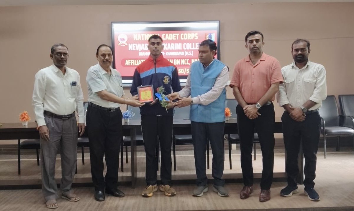 simplyabhie's tweet photo. Felicitation programme of Ex JUO Mayur Borkar &amp; Ex Cdt Kunal Neware &amp; distribution of ‘B’ &amp; ‘C’ Certificates to second and third year cadets.✨
Congratulations &amp; All the very best. 🎉👍

#ncc #nhcollegebramhapuri #20mahbnnccnagpur #b&amp;ccert #congratulations https://t.co/2QBoTnmpA2