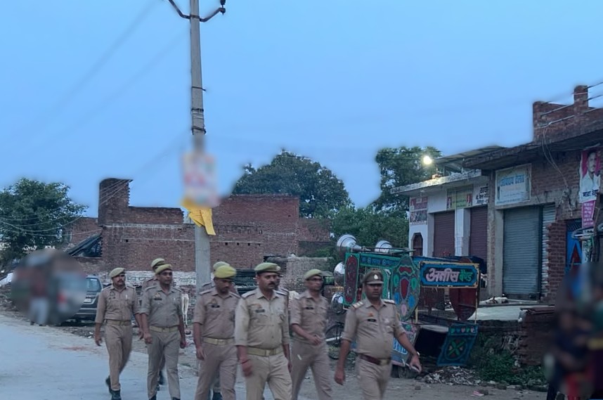 shahjahanpurpol's tweet photo. #SP_शाहजहाँपुर के निर्देशन में #थाना_गढिया_रंगीन पुलिस द्वारा थाना क्षेत्रान्तर्गत पैदल गस्त की गई। गश्त के दौरान प्रमुख बाजारों, संवेदनशील क्षेत्रों एवं भीड़भाड़ वाले स्थानों पर भ्रमण कर संदिग्ध व्यक्ति/वाहनों की चेकिंग की गई। https://t.co/sC14yhJBkk