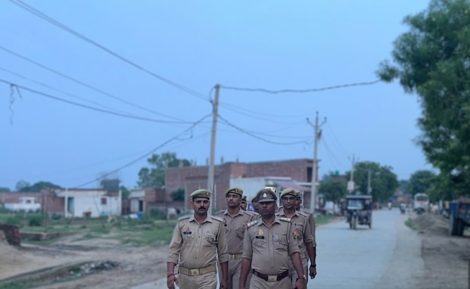 shahjahanpurpol's tweet photo. #SP_शाहजहाँपुर के निर्देशन में #थाना_गढिया_रंगीन पुलिस द्वारा थाना क्षेत्रान्तर्गत पैदल गस्त की गई। गश्त के दौरान प्रमुख बाजारों, संवेदनशील क्षेत्रों एवं भीड़भाड़ वाले स्थानों पर भ्रमण कर संदिग्ध व्यक्ति/वाहनों की चेकिंग की गई। https://t.co/sC14yhJBkk