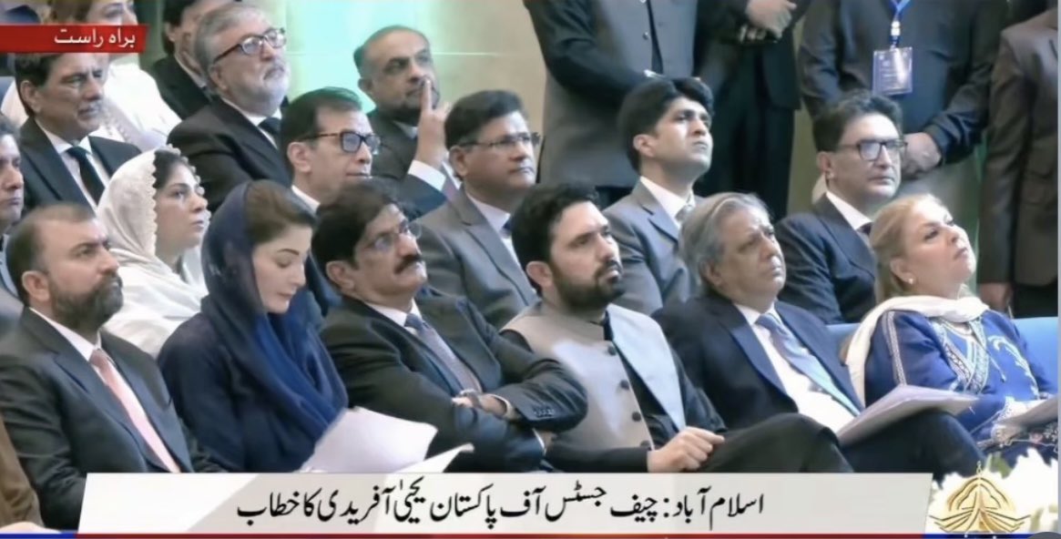 RodiumInsights's tweet photo. آج سہیل آفریدی کو لکھ کر دینے کے لیے تیار ہوں, یہ اگر محسن نقوی کے کہنے پہ الٹا بھی لٹک جائے تو جرنیل اسکو دھوکہ ہی دیں گے ۔ 

عاصم منیر  چاہتا ہے سہیل آفریدی کو غیر منتخب شدہ ناجائز حکومت کے ساتھ ملا کر “سب کچھ معمول کے مطابق چل رہا ہے” جمہوریت بھی موجود ہے اور اتفاقِ رائے بھی کا تاثر دیا جائے ۔

اور دنیا کو بتا سکیں کہ عمران خان کا منتخب کردہ وزیراعلی بھی ہمارے ساتھ کھٹرا ہے ۔ہم عمران خان سے بات چیت کر رہے ہیں۔

سہیل آفریدی نہ صرف کے پی کے کی عوام, بلکہ عمران خان کو بھی دھوکہ دے رہا ہے۔