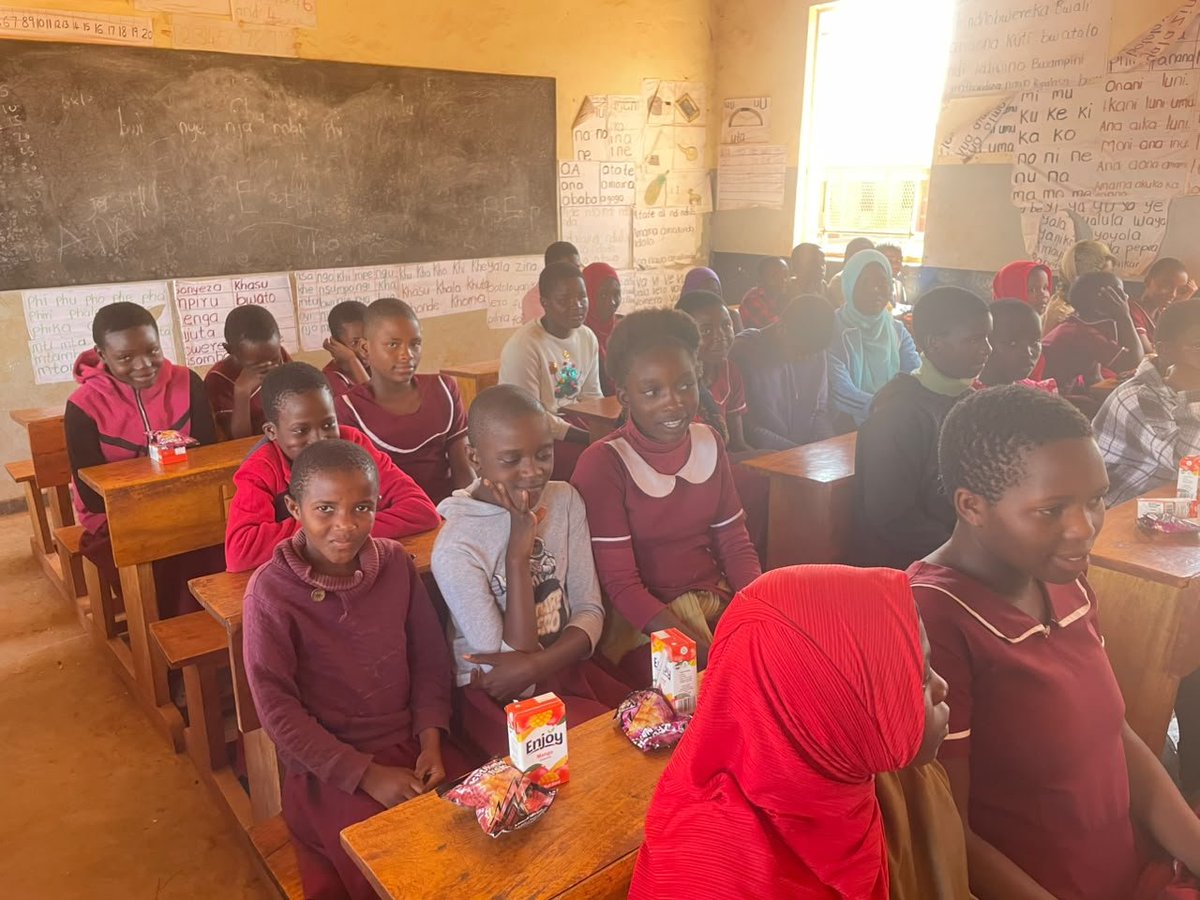 GOTLE_FM's tweet photo. We have launched Girls On The Lead clubs in 4 Kasungu primary schools safe spaces where girls speak freely, tackle early pregnancy & child marriage, lead climate action, and build life skills. When girls lead, everyone rises.
#GirlsOnTheLead #Kasungu #EndChildMarriage https://t.co/eZHFg1K0Ah