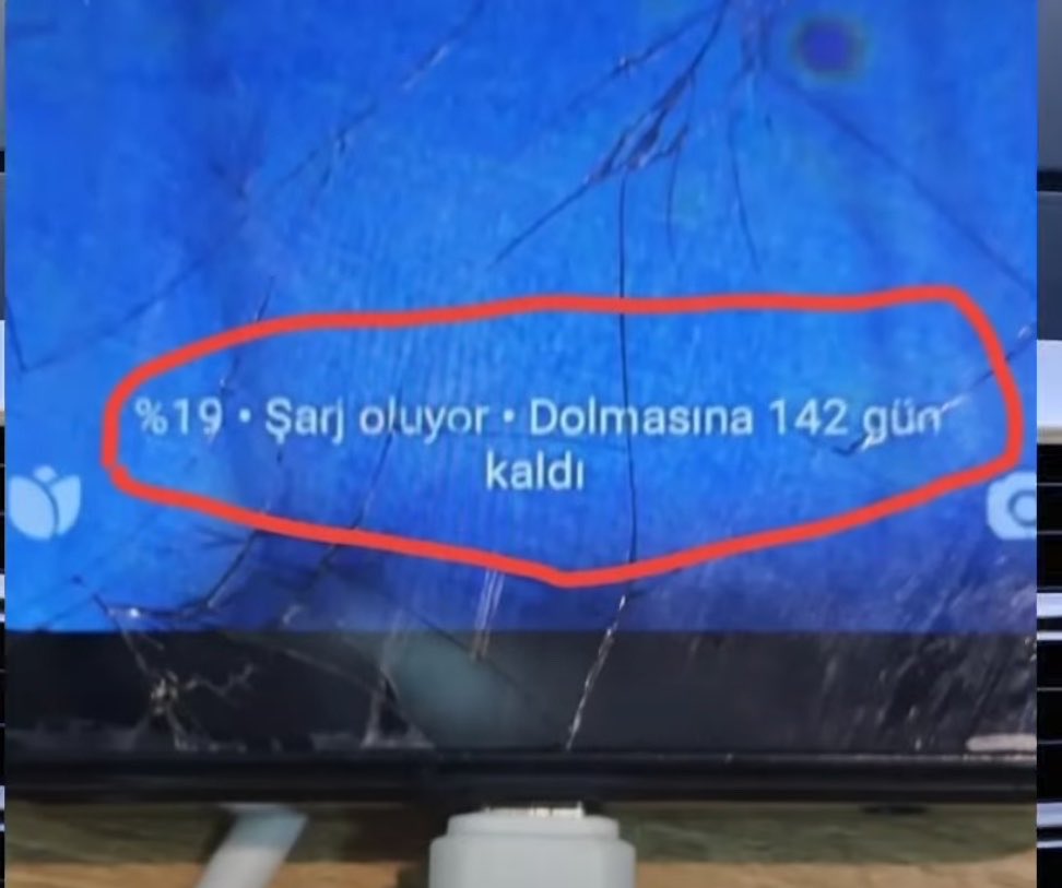risusx's tweet photo. Sıcakta telefonu şarja takınca https://t.co/sKKAMrSBmS