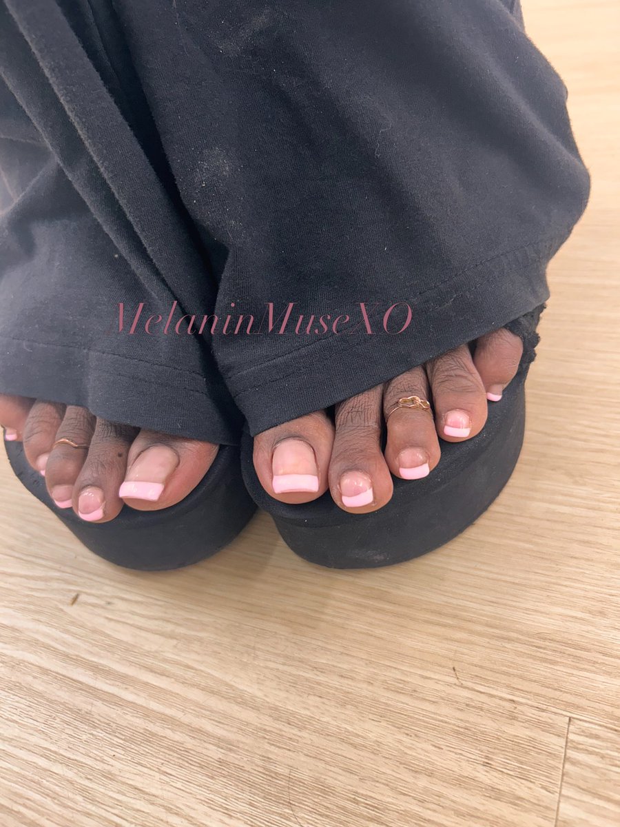 MsPlum03's tweet photo. Sum succulent shit right here.🙂‍↔️🙂‍↔️ this pink is so fuckin cute!!!!!

#BringValkoBack #feetfetısh #feetworshi̇p https://t.co/o1xVbwFdSF