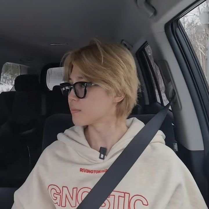 miniminibwl's tweet photo. Un au #yoonmin donde...

Jm apenas había sacado su licencia de conducción y fué obligado por Th a salir a dar una simple vuelta para practicar, lo que no se imaginó era el choque repentino que tuvo con una gran camioneta negra.

- Lo siento demasiado, no se como recompensarle por los daños.

- ¿Qué tal una cita, bonito?

- ¿Qué?