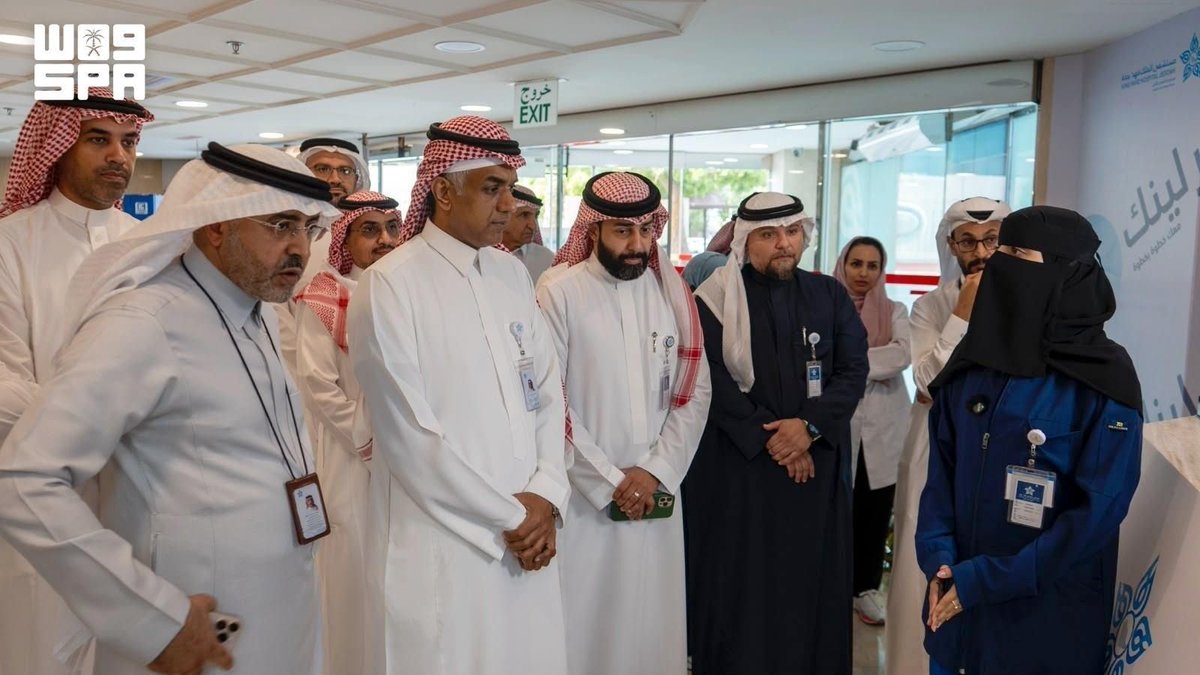JeddahNow's tweet photo. ⭕ تجمع جدة الصحي الثاني يطلق مشروع "كير لينك" لرعاية المرضى

📄 أطلق تجمع جدة الصحي الثاني مشروع "كير لينك" (Care Link)؛ الذي يهدف إلى توحيد وتنسيق خدمات رعاية المرضى عبر منصة مركزية تربط بين خدمات النقل الطبي، والرعاية المنزلية، وإحالات المرضى، بما يسهم في توفير رحلة علاجية أكثر تكاملًا وسلاسة للمستفيدين.

 ويعتمد المشروع على تعزيز التنسيق بين الخدمات الصحية والاستفادة المثلى من الموارد والإمكانيات الحالية، دون الحاجة إلى زيادة في الكوادر أو الميزانية، مع التركيز على رفع نسبة إنجاز الخدمات، وتحسين كفاءة الأداء، وتعزيز رضا المستفيدين.

 ويسهم "كير لينك" في تسهيل انتقال المرضى بين مختلف الخدمات الصحية، وتحقيق التكامل بين مستويات الرعاية؛ بما يضمن استمرارية الرعاية الصحية، وسرعة الاستجابة لاحتياجات المستفيدين، وفق أفضل الممارسات التشغيلية.

 ويأتي إطلاق المشروع تفعيلًا لنظام الرعاية العاجلة، أحد أنظمة نموذج الرعاية الصحي السعودي، الذي يضع صحة وسلامة الإنسان في مقدمة أولوياته، من خلال ضمان حصول المستفيد على الرعاية المناسبة في الوقت المناسب، وتعزيز التكامل بين الخدمات الصحية.