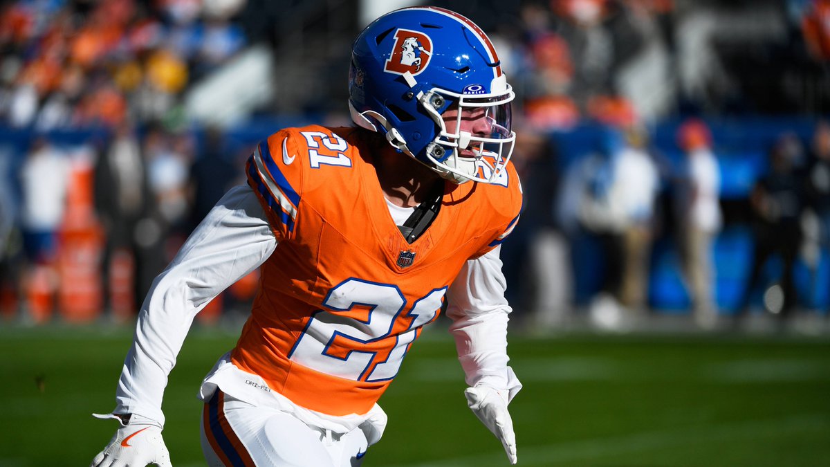 AroundTheNFL's tweet photo. Broncos CB Riley Moss not thinking beyond contract year: "It'll handle itself out like it always has"

https://t.co/V1INmFDTQZ https://t.co/hOCirGOFVH