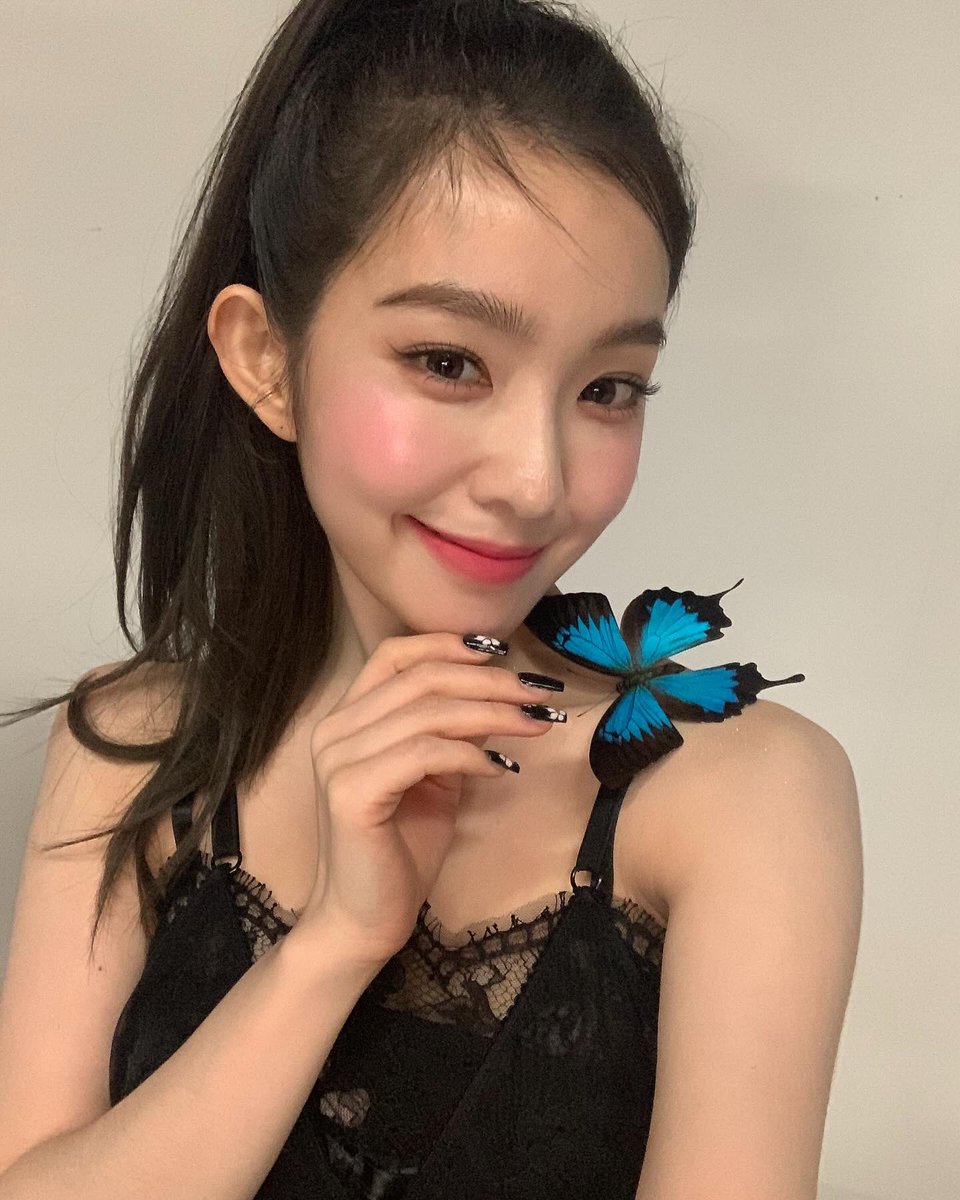 baesv0id's tweet photo. 🐰🦋 https://t.co/rFhxVVmjA9