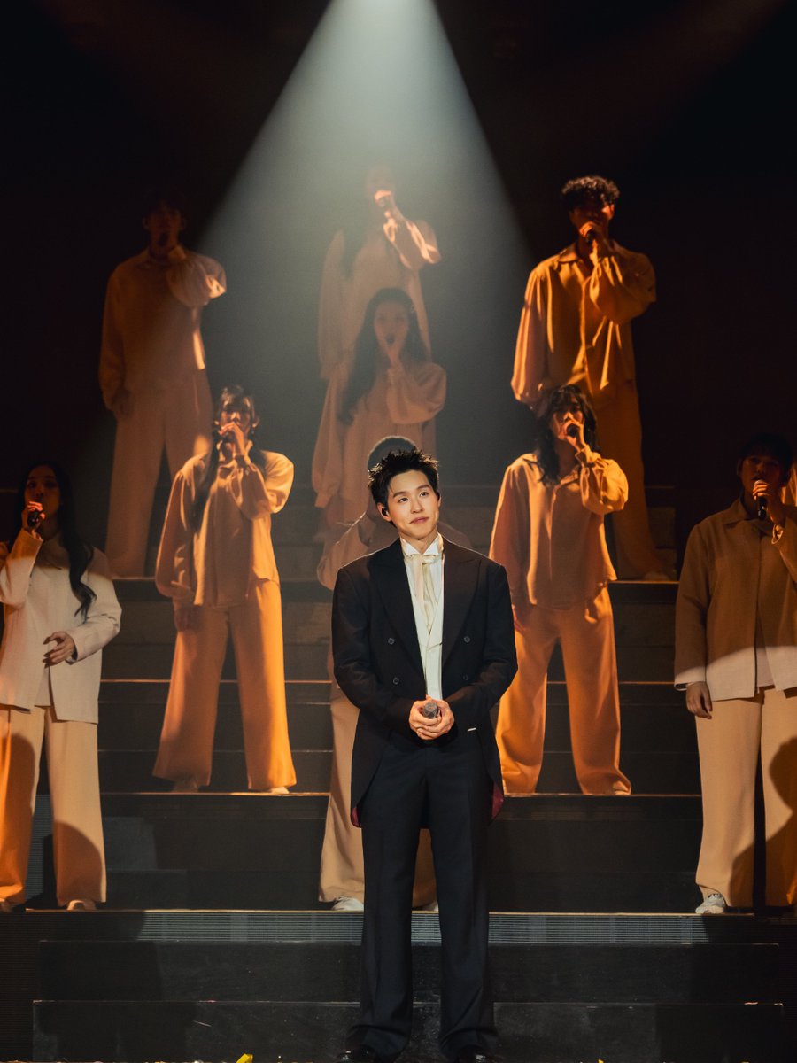 Hello_asian's tweet photo. “BILLKIN FEELQUENCY TOUR” ปิดฉากอย่างอบอุ่น ส่งท้ายด้วย MINI LIVE SESSION สุดพิเศษ
#BILLKIN_FEELQUENCY_TOUR_IN_SINGAPORE
#BILLKIN_FEELQUENCY_TOUR_IN_SEOUL 
#BILLKIN_FEELQUENCY_TOUR 
#FEELQUENCYLiveSession
#BillkinEntertainment #Bbillkin

https://t.co/reWxzK8srQ

สำหรับทัวร์คอนเสิร์ตต่างประเทศของศิลปินเดี่ยวมากความสามารถ “BILLKIN” (บิวกิ้น-พุฒิพงศ์ อัสสรัตนกุล) ใน “BILLKIN FEELQUENCY TOUR” ที่ตั้งใจนำคอนเซปต์ Music Quality ออกเดินทางไปแชร์ช่วงเวลาดี ๆ ร่วมกับแฟนเพลงอย่างใกล้ชิด โดยเริ่มต้นเปิดฉากประเดิมเวทีแรกอย่างยิ่งใหญ่ ณ Galaxy Arena มาเก๊า ท่ามกลางแฟน ๆ ที่มาร่วมสร้างความทรงจำร่วมกันตลอดทั้ง 2 รอบการแสดง ก่อนจะเดินทางมาส่งท้ายอย่างอบอุ่นที่เวทีล่าสุด ณ Singapore EXPO (Arena @ EXPO) ประเทศสิงคโปร์

งานนี้ บิวกิ้น ได้นำความประทับใจจาก “BILLKIN FEELQUENCY CONCERT PRESENTED BY CP” ที่เคยจัดขึ้นในประเทศไทย มาร้อยเรียงใหม่และเพิ่มเพลงพิเศษ 
โดยเพลย์ลิสต์ทั้งหมดถูกร้อยเรียงเพื่อเเฟน ๆ ทุกคน เริ่มต้นเปิดโชว์ด้วยเพลง ‘นับหนึ่ง (From Now On)’, ‘Golden Hour’, ‘รู้งี้เป็นแฟนกันตั้งนานแล้ว (Safe Zone)’ ต่อด้วยเพลง ‘Daily Magic’ ที่มีลูกเล่นการแปรอักษร BILLKIN LOVES SINGAPORE ก่อนจะเพิ่มเอเนอร์จีความสนุกสนานร่วมกันในเพลง ‘Play That Funky Music’ และ ‘I Feel Good’ จากนั้น บิวกิ้น พาผู้ชมเข้าสู่ช่วงเครื่องสายที่เรียบเรียงมาอย่างละเมียดละไม ถ่ายทอดความรู้สึกผ่านเพลง ‘การเดินทางที่สวยงาม (A Beautiful Ride)’, ‘สวยงามเสมอ (Ever-Forever)’ ต่อเนื่องด้วยเพลง ‘You’re My Everything’, ‘หลอกกันทั้งนั้น’, ‘กีดกัน (Skyline)’ และ ‘ชอบตัวเองตอนอยู่กับเธอ (I Like Us)’ ต่อด้วยโชว์ในสไตล์ Broadway Musical และ Jazz Big Band ในเพลง ‘Mr. Everything’, ‘I Just Called To Say I Love You’ และ ‘My Way’

นอกจากนี้ยังมีพาร์ตซึ้งที่ บิวกิ้น ตั้งใจถ่ายทอดความรู้สึก และปรับเพลย์ลิสต์ในแต่ละเมืองให้แตกต่างกันเพื่อมอบเป็นของขวัญให้แฟน ๆ ในแต่ละรอบ โดยที่สิงคโปร์จะเป็นเพลง ‘ยิ้มทั้งน้ำตา (Always)’, ‘กลับมาคบกันเถอะ (Please Please)’ และ ‘All I Ask’ ก่อนจะปรับอารมณ์ให้สดใสในพาร์ตแดนซ์เมดเลย์เพลงฮิต ‘รักแรกพบ (Knock Knock)’, ‘I ไม่ O (IXO)’, ‘Moves Like Jagger’, ‘Bye Bye Bye’, ‘ยิ่งดุยิ่งชอบ’ และ ‘APT.’ ที่กลายเป็นกระแสไวรัล ก่อนเดินทักทายแฟน ๆ อย่างเป็นกันเองทั่วฮอลล์ในเพลง ‘Mr. Everything’ และพาทุกคนเข้าสู่ช่วงท้ายอย่างซาบซึ้งด้วยเพลง  ‘See You Somewhere’, ‘กอดในใจ’ และ ‘Grow With The Flow’ บทเพลงที่ บิวกิ้น เขียนเนื้อร้องเองเพื่อเล่าเรื่องราวการเติบโตผ่านเสียงเพลง

โดยไฮไลต์ช่วงท้ายของเวทีที่สิงค์โปร์ กลายเป็นโมเมนต์ที่แสนอบอุ่น แฟน ๆ ที่ยังไม่อยากให้ค่ำคืนนี้ผ่านพ้นไป ต่างพร้อมใจกันส่งเสียงเรียก “อังกอร์” ดังสนั่นลั่นฮอลล์  ทำเอา บิวกิ้น ทนเสียงเรียกร้องของเเฟน ๆ ไม่ไหว กระโดดขึ้นบนเวทีคว้าไมค์มอบเซอร์ไพรส์พิเศษ ร้องเพลง ‘รักเเรกพบ’ ส่งท้ายโชว์ตามคำเรียกร้อง กลายเป็นโมเมนต์อังกอร์ที่น่ารัก และอบอุ่น ส่งทุกคนกลับบ้านด้วยรอยยิ้ม ปิดท้ายค่ำคืนลงอย่างสวยงาม

และยังมีกิจกรรมพิเศษ “BILLKIN FEELQUENCY MINI LIVE SESSION ONLINE LIVE STREAM” เมื่อวันที่ 25 มิถุนายน 2569 ถ่ายทอดการแสดงสดสุดเอ็กซ์คลูซีฟ พร้อมเซตลิสต์ที่คัดสรรมาเป็นพิเศษ ได้แก่ ‘รักแรกพบ (Knock Knock)’, ‘กลับมาคบกันเถอะ (Please Please)’, ‘ใครจะรู้ (Silent Blue)’, ‘นับหนึ่ง (From Now On)’, ‘Mr. Everything’ และเพลงพิเศษ ‘ย้าย่ายะ’ ต่อเนื่องกับเพลง ‘Golden Hour’, ‘ชอบตัวเองตอนอยู่กับเธอ (I Like Us)’ และ ‘Grow With The Flow’ เปรียบเสมือนการปิดท้ายการเดินทางของ FEELQUENCY อย่างสมบูรณ์แบบ แม้จะไม่ได้พบกันต่อหน้าบนเวที แต่ทุกความรู้สึกยังคงเชื่อมถึงกันผ่านเสียงเพลง

การเดินทางของ “BILLKIN FEELQUENCY TOUR” จึงปิดฉากลงอย่างอบอุ่น พร้อมทิ้งความทรงจำอันสวยงามไว้ในทุกเมืองที่ได้เดินทางไปพบแฟนเพลง และนับเป็นอีกหนึ่งก้าวสำคัญของบิวกิ้นในฐานะศิลปินเดี่ยวที่เติบโตอย่างต่อเนื่อง ก่อนชวนแฟน ๆ ร่วมตั้งตารอผลงานใหม่และอัลบั้มเต็มที่กำลังจะได้ฟังกันในเร็ว ๆ นี้