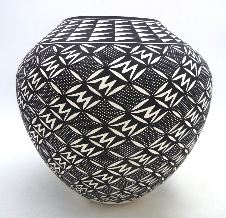 palmstrading's tweet photo. Many of the pieces of pottery from #Acoma Pueblo incorporate “fine line” designs, which are long lines drawn closely together, signifying rain falling from the sky and, in some cases, water.
Jar by Acoma potter Kathy Victorino. https://t.co/wHi1tyQbGX