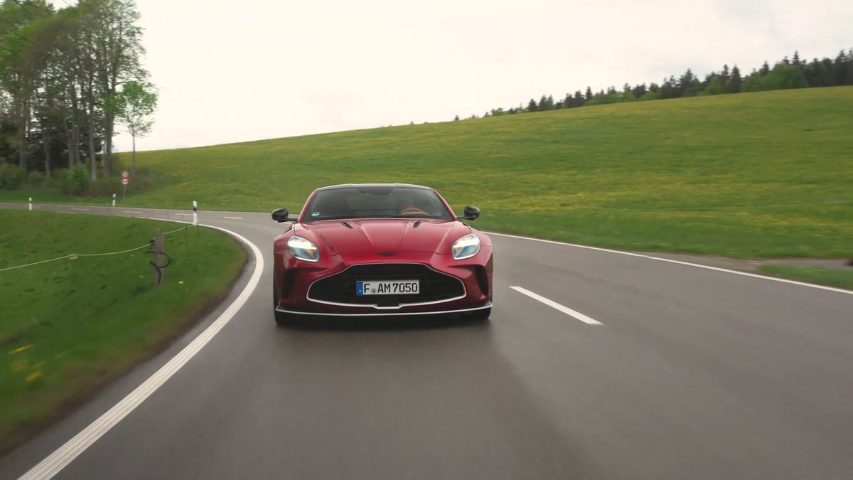 CCubicos's tweet photo. Este domingo en #CCubicos430 🚗😍📺 
@AlvaroTuriel probará la versión más radical y orientada al rendimiento extremo ⚠️ de Aston Martin, el Vantage S 💥, con nada más y nada menos que 680 CV de potencia, ¡una locura! 😱

A partir de las 9:45 en @antena3com 📺 @puntalproduc https://t.co/Zc9g79O4zk