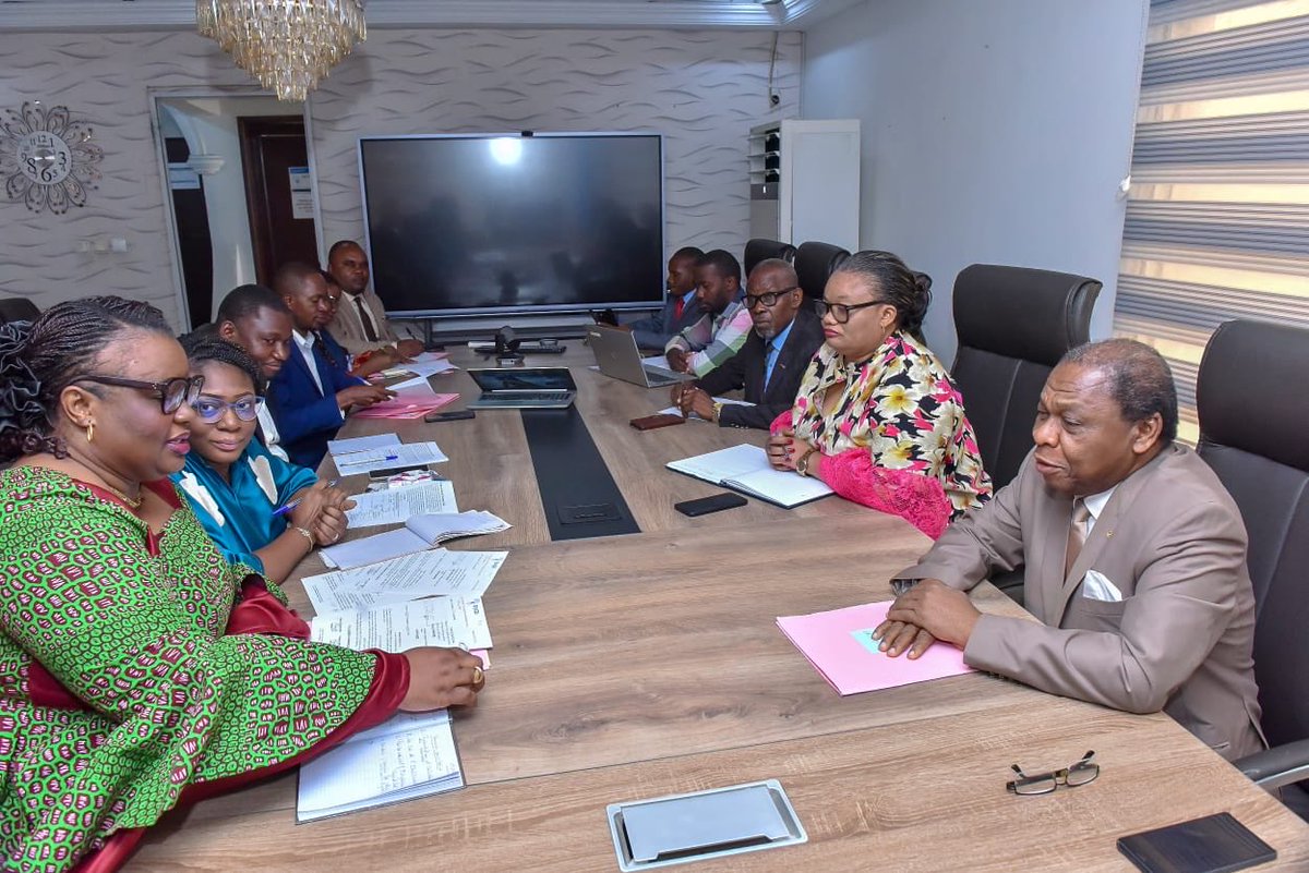 dgcdi_drc's tweet photo. #RDC || Réunion paritaire à la DGCDI

Ce jeudi 2 juillet 2026, la Direction générale de la DGCDI a tenu une réunion paritaire avec le banc syndical.

Cette séance de travail a permis de présenter le staff dirigeant, de dresser un état des lieux de la situation des agents, ainsi que d’échanger sur les perspectives de renforcement du partenariat entre les deux parties.

Cette rencontre s’inscrit dans le cadre d’un dialogue social constructif visant à promouvoir un climat de travail apaisé et à renforcer la collaboration au sein de l’institution.
#Leadership #Collaboration #Engagement
