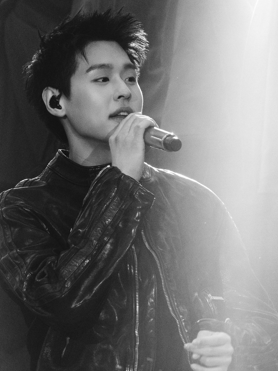 Hello_asian's tweet photo. “BILLKIN FEELQUENCY TOUR” ปิดฉากอย่างอบอุ่น ส่งท้ายด้วย MINI LIVE SESSION สุดพิเศษ
#BILLKIN_FEELQUENCY_TOUR_IN_SINGAPORE
#BILLKIN_FEELQUENCY_TOUR_IN_SEOUL 
#BILLKIN_FEELQUENCY_TOUR 
#FEELQUENCYLiveSession
#BillkinEntertainment #Bbillkin

https://t.co/reWxzK8srQ

สำหรับทัวร์คอนเสิร์ตต่างประเทศของศิลปินเดี่ยวมากความสามารถ “BILLKIN” (บิวกิ้น-พุฒิพงศ์ อัสสรัตนกุล) ใน “BILLKIN FEELQUENCY TOUR” ที่ตั้งใจนำคอนเซปต์ Music Quality ออกเดินทางไปแชร์ช่วงเวลาดี ๆ ร่วมกับแฟนเพลงอย่างใกล้ชิด โดยเริ่มต้นเปิดฉากประเดิมเวทีแรกอย่างยิ่งใหญ่ ณ Galaxy Arena มาเก๊า ท่ามกลางแฟน ๆ ที่มาร่วมสร้างความทรงจำร่วมกันตลอดทั้ง 2 รอบการแสดง ก่อนจะเดินทางมาส่งท้ายอย่างอบอุ่นที่เวทีล่าสุด ณ Singapore EXPO (Arena @ EXPO) ประเทศสิงคโปร์

งานนี้ บิวกิ้น ได้นำความประทับใจจาก “BILLKIN FEELQUENCY CONCERT PRESENTED BY CP” ที่เคยจัดขึ้นในประเทศไทย มาร้อยเรียงใหม่และเพิ่มเพลงพิเศษ 
โดยเพลย์ลิสต์ทั้งหมดถูกร้อยเรียงเพื่อเเฟน ๆ ทุกคน เริ่มต้นเปิดโชว์ด้วยเพลง ‘นับหนึ่ง (From Now On)’, ‘Golden Hour’, ‘รู้งี้เป็นแฟนกันตั้งนานแล้ว (Safe Zone)’ ต่อด้วยเพลง ‘Daily Magic’ ที่มีลูกเล่นการแปรอักษร BILLKIN LOVES SINGAPORE ก่อนจะเพิ่มเอเนอร์จีความสนุกสนานร่วมกันในเพลง ‘Play That Funky Music’ และ ‘I Feel Good’ จากนั้น บิวกิ้น พาผู้ชมเข้าสู่ช่วงเครื่องสายที่เรียบเรียงมาอย่างละเมียดละไม ถ่ายทอดความรู้สึกผ่านเพลง ‘การเดินทางที่สวยงาม (A Beautiful Ride)’, ‘สวยงามเสมอ (Ever-Forever)’ ต่อเนื่องด้วยเพลง ‘You’re My Everything’, ‘หลอกกันทั้งนั้น’, ‘กีดกัน (Skyline)’ และ ‘ชอบตัวเองตอนอยู่กับเธอ (I Like Us)’ ต่อด้วยโชว์ในสไตล์ Broadway Musical และ Jazz Big Band ในเพลง ‘Mr. Everything’, ‘I Just Called To Say I Love You’ และ ‘My Way’

นอกจากนี้ยังมีพาร์ตซึ้งที่ บิวกิ้น ตั้งใจถ่ายทอดความรู้สึก และปรับเพลย์ลิสต์ในแต่ละเมืองให้แตกต่างกันเพื่อมอบเป็นของขวัญให้แฟน ๆ ในแต่ละรอบ โดยที่สิงคโปร์จะเป็นเพลง ‘ยิ้มทั้งน้ำตา (Always)’, ‘กลับมาคบกันเถอะ (Please Please)’ และ ‘All I Ask’ ก่อนจะปรับอารมณ์ให้สดใสในพาร์ตแดนซ์เมดเลย์เพลงฮิต ‘รักแรกพบ (Knock Knock)’, ‘I ไม่ O (IXO)’, ‘Moves Like Jagger’, ‘Bye Bye Bye’, ‘ยิ่งดุยิ่งชอบ’ และ ‘APT.’ ที่กลายเป็นกระแสไวรัล ก่อนเดินทักทายแฟน ๆ อย่างเป็นกันเองทั่วฮอลล์ในเพลง ‘Mr. Everything’ และพาทุกคนเข้าสู่ช่วงท้ายอย่างซาบซึ้งด้วยเพลง  ‘See You Somewhere’, ‘กอดในใจ’ และ ‘Grow With The Flow’ บทเพลงที่ บิวกิ้น เขียนเนื้อร้องเองเพื่อเล่าเรื่องราวการเติบโตผ่านเสียงเพลง

โดยไฮไลต์ช่วงท้ายของเวทีที่สิงค์โปร์ กลายเป็นโมเมนต์ที่แสนอบอุ่น แฟน ๆ ที่ยังไม่อยากให้ค่ำคืนนี้ผ่านพ้นไป ต่างพร้อมใจกันส่งเสียงเรียก “อังกอร์” ดังสนั่นลั่นฮอลล์  ทำเอา บิวกิ้น ทนเสียงเรียกร้องของเเฟน ๆ ไม่ไหว กระโดดขึ้นบนเวทีคว้าไมค์มอบเซอร์ไพรส์พิเศษ ร้องเพลง ‘รักเเรกพบ’ ส่งท้ายโชว์ตามคำเรียกร้อง กลายเป็นโมเมนต์อังกอร์ที่น่ารัก และอบอุ่น ส่งทุกคนกลับบ้านด้วยรอยยิ้ม ปิดท้ายค่ำคืนลงอย่างสวยงาม

และยังมีกิจกรรมพิเศษ “BILLKIN FEELQUENCY MINI LIVE SESSION ONLINE LIVE STREAM” เมื่อวันที่ 25 มิถุนายน 2569 ถ่ายทอดการแสดงสดสุดเอ็กซ์คลูซีฟ พร้อมเซตลิสต์ที่คัดสรรมาเป็นพิเศษ ได้แก่ ‘รักแรกพบ (Knock Knock)’, ‘กลับมาคบกันเถอะ (Please Please)’, ‘ใครจะรู้ (Silent Blue)’, ‘นับหนึ่ง (From Now On)’, ‘Mr. Everything’ และเพลงพิเศษ ‘ย้าย่ายะ’ ต่อเนื่องกับเพลง ‘Golden Hour’, ‘ชอบตัวเองตอนอยู่กับเธอ (I Like Us)’ และ ‘Grow With The Flow’ เปรียบเสมือนการปิดท้ายการเดินทางของ FEELQUENCY อย่างสมบูรณ์แบบ แม้จะไม่ได้พบกันต่อหน้าบนเวที แต่ทุกความรู้สึกยังคงเชื่อมถึงกันผ่านเสียงเพลง

การเดินทางของ “BILLKIN FEELQUENCY TOUR” จึงปิดฉากลงอย่างอบอุ่น พร้อมทิ้งความทรงจำอันสวยงามไว้ในทุกเมืองที่ได้เดินทางไปพบแฟนเพลง และนับเป็นอีกหนึ่งก้าวสำคัญของบิวกิ้นในฐานะศิลปินเดี่ยวที่เติบโตอย่างต่อเนื่อง ก่อนชวนแฟน ๆ ร่วมตั้งตารอผลงานใหม่และอัลบั้มเต็มที่กำลังจะได้ฟังกันในเร็ว ๆ นี้