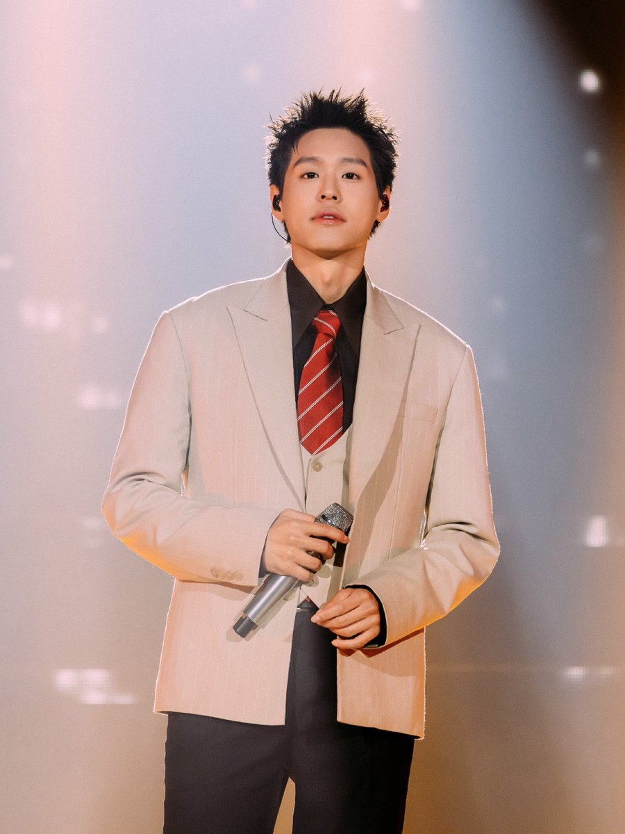 Hello_asian's tweet photo. “BILLKIN FEELQUENCY TOUR” ปิดฉากอย่างอบอุ่น ส่งท้ายด้วย MINI LIVE SESSION สุดพิเศษ
#BILLKIN_FEELQUENCY_TOUR_IN_SINGAPORE
#BILLKIN_FEELQUENCY_TOUR_IN_SEOUL 
#BILLKIN_FEELQUENCY_TOUR 
#FEELQUENCYLiveSession
#BillkinEntertainment #Bbillkin

https://t.co/reWxzK8srQ

สำหรับทัวร์คอนเสิร์ตต่างประเทศของศิลปินเดี่ยวมากความสามารถ “BILLKIN” (บิวกิ้น-พุฒิพงศ์ อัสสรัตนกุล) ใน “BILLKIN FEELQUENCY TOUR” ที่ตั้งใจนำคอนเซปต์ Music Quality ออกเดินทางไปแชร์ช่วงเวลาดี ๆ ร่วมกับแฟนเพลงอย่างใกล้ชิด โดยเริ่มต้นเปิดฉากประเดิมเวทีแรกอย่างยิ่งใหญ่ ณ Galaxy Arena มาเก๊า ท่ามกลางแฟน ๆ ที่มาร่วมสร้างความทรงจำร่วมกันตลอดทั้ง 2 รอบการแสดง ก่อนจะเดินทางมาส่งท้ายอย่างอบอุ่นที่เวทีล่าสุด ณ Singapore EXPO (Arena @ EXPO) ประเทศสิงคโปร์

งานนี้ บิวกิ้น ได้นำความประทับใจจาก “BILLKIN FEELQUENCY CONCERT PRESENTED BY CP” ที่เคยจัดขึ้นในประเทศไทย มาร้อยเรียงใหม่และเพิ่มเพลงพิเศษ 
โดยเพลย์ลิสต์ทั้งหมดถูกร้อยเรียงเพื่อเเฟน ๆ ทุกคน เริ่มต้นเปิดโชว์ด้วยเพลง ‘นับหนึ่ง (From Now On)’, ‘Golden Hour’, ‘รู้งี้เป็นแฟนกันตั้งนานแล้ว (Safe Zone)’ ต่อด้วยเพลง ‘Daily Magic’ ที่มีลูกเล่นการแปรอักษร BILLKIN LOVES SINGAPORE ก่อนจะเพิ่มเอเนอร์จีความสนุกสนานร่วมกันในเพลง ‘Play That Funky Music’ และ ‘I Feel Good’ จากนั้น บิวกิ้น พาผู้ชมเข้าสู่ช่วงเครื่องสายที่เรียบเรียงมาอย่างละเมียดละไม ถ่ายทอดความรู้สึกผ่านเพลง ‘การเดินทางที่สวยงาม (A Beautiful Ride)’, ‘สวยงามเสมอ (Ever-Forever)’ ต่อเนื่องด้วยเพลง ‘You’re My Everything’, ‘หลอกกันทั้งนั้น’, ‘กีดกัน (Skyline)’ และ ‘ชอบตัวเองตอนอยู่กับเธอ (I Like Us)’ ต่อด้วยโชว์ในสไตล์ Broadway Musical และ Jazz Big Band ในเพลง ‘Mr. Everything’, ‘I Just Called To Say I Love You’ และ ‘My Way’

นอกจากนี้ยังมีพาร์ตซึ้งที่ บิวกิ้น ตั้งใจถ่ายทอดความรู้สึก และปรับเพลย์ลิสต์ในแต่ละเมืองให้แตกต่างกันเพื่อมอบเป็นของขวัญให้แฟน ๆ ในแต่ละรอบ โดยที่สิงคโปร์จะเป็นเพลง ‘ยิ้มทั้งน้ำตา (Always)’, ‘กลับมาคบกันเถอะ (Please Please)’ และ ‘All I Ask’ ก่อนจะปรับอารมณ์ให้สดใสในพาร์ตแดนซ์เมดเลย์เพลงฮิต ‘รักแรกพบ (Knock Knock)’, ‘I ไม่ O (IXO)’, ‘Moves Like Jagger’, ‘Bye Bye Bye’, ‘ยิ่งดุยิ่งชอบ’ และ ‘APT.’ ที่กลายเป็นกระแสไวรัล ก่อนเดินทักทายแฟน ๆ อย่างเป็นกันเองทั่วฮอลล์ในเพลง ‘Mr. Everything’ และพาทุกคนเข้าสู่ช่วงท้ายอย่างซาบซึ้งด้วยเพลง  ‘See You Somewhere’, ‘กอดในใจ’ และ ‘Grow With The Flow’ บทเพลงที่ บิวกิ้น เขียนเนื้อร้องเองเพื่อเล่าเรื่องราวการเติบโตผ่านเสียงเพลง

โดยไฮไลต์ช่วงท้ายของเวทีที่สิงค์โปร์ กลายเป็นโมเมนต์ที่แสนอบอุ่น แฟน ๆ ที่ยังไม่อยากให้ค่ำคืนนี้ผ่านพ้นไป ต่างพร้อมใจกันส่งเสียงเรียก “อังกอร์” ดังสนั่นลั่นฮอลล์  ทำเอา บิวกิ้น ทนเสียงเรียกร้องของเเฟน ๆ ไม่ไหว กระโดดขึ้นบนเวทีคว้าไมค์มอบเซอร์ไพรส์พิเศษ ร้องเพลง ‘รักเเรกพบ’ ส่งท้ายโชว์ตามคำเรียกร้อง กลายเป็นโมเมนต์อังกอร์ที่น่ารัก และอบอุ่น ส่งทุกคนกลับบ้านด้วยรอยยิ้ม ปิดท้ายค่ำคืนลงอย่างสวยงาม

และยังมีกิจกรรมพิเศษ “BILLKIN FEELQUENCY MINI LIVE SESSION ONLINE LIVE STREAM” เมื่อวันที่ 25 มิถุนายน 2569 ถ่ายทอดการแสดงสดสุดเอ็กซ์คลูซีฟ พร้อมเซตลิสต์ที่คัดสรรมาเป็นพิเศษ ได้แก่ ‘รักแรกพบ (Knock Knock)’, ‘กลับมาคบกันเถอะ (Please Please)’, ‘ใครจะรู้ (Silent Blue)’, ‘นับหนึ่ง (From Now On)’, ‘Mr. Everything’ และเพลงพิเศษ ‘ย้าย่ายะ’ ต่อเนื่องกับเพลง ‘Golden Hour’, ‘ชอบตัวเองตอนอยู่กับเธอ (I Like Us)’ และ ‘Grow With The Flow’ เปรียบเสมือนการปิดท้ายการเดินทางของ FEELQUENCY อย่างสมบูรณ์แบบ แม้จะไม่ได้พบกันต่อหน้าบนเวที แต่ทุกความรู้สึกยังคงเชื่อมถึงกันผ่านเสียงเพลง

การเดินทางของ “BILLKIN FEELQUENCY TOUR” จึงปิดฉากลงอย่างอบอุ่น พร้อมทิ้งความทรงจำอันสวยงามไว้ในทุกเมืองที่ได้เดินทางไปพบแฟนเพลง และนับเป็นอีกหนึ่งก้าวสำคัญของบิวกิ้นในฐานะศิลปินเดี่ยวที่เติบโตอย่างต่อเนื่อง ก่อนชวนแฟน ๆ ร่วมตั้งตารอผลงานใหม่และอัลบั้มเต็มที่กำลังจะได้ฟังกันในเร็ว ๆ นี้