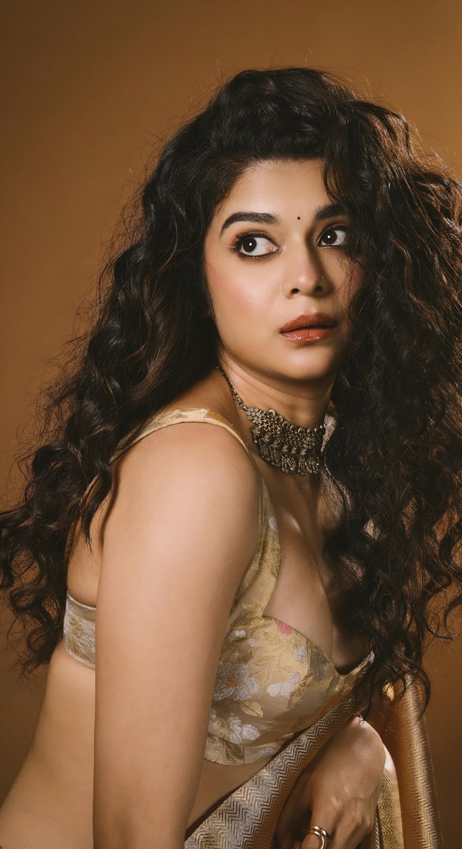 INDACTRESSPIC's tweet photo. Golden goddess alert! Mithila in this saree is pure seduction 😍 The midriff, the jewelry, the smolder... Subbu who? We're here for HER! 🔥

 #SuperSubbuOnNetflix #MithilaPalkar https://t.co/5DkNfbdrhE