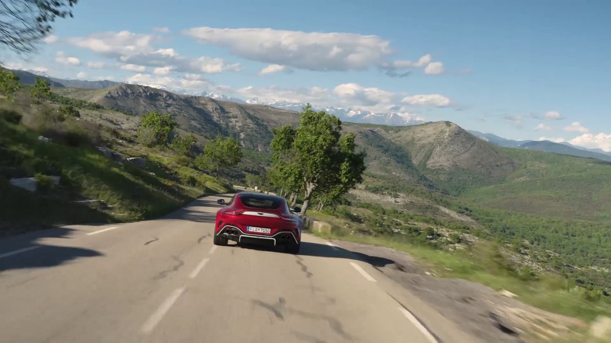 CCubicos's tweet photo. Este domingo en #CCubicos430 🚗😍📺 
@AlvaroTuriel probará la versión más radical y orientada al rendimiento extremo ⚠️ de Aston Martin, el Vantage S 💥, con nada más y nada menos que 680 CV de potencia, ¡una locura! 😱

A partir de las 9:45 en @antena3com 📺 @puntalproduc https://t.co/Zc9g79O4zk