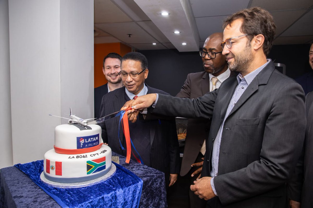capetownint's tweet photo. 🇿🇦 Welcome to Cape Town, LATAM Airlines! 🇧🇷���️
Cape Town International Airport welcomes #LATAM’s new São Paulo–Cape Town direct service, operating Mondays, Thursdays, and Saturdays.

#WelcomeLATAM #ACSA #LATAM https://t.co/vA4VC7KAOk