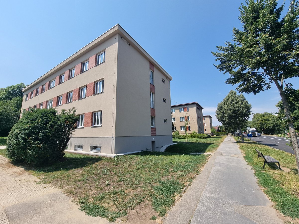 HolisRadim's tweet photo. 💥Zvažovali jsme prodat nebo opravit? 
Chceme být atraktivní zaměstnavatel, chceme být zajímaví na trhu práce a to nejen pracovním prostředím. 
Proto jsme se rozhodli opravit ubytovnu naší největší Krajské nemocnice Tomáše Bati. 
Prvních 24 bytů je od srpna připraveno. 👏👏👏 https://t.co/3VTVKyWnp5