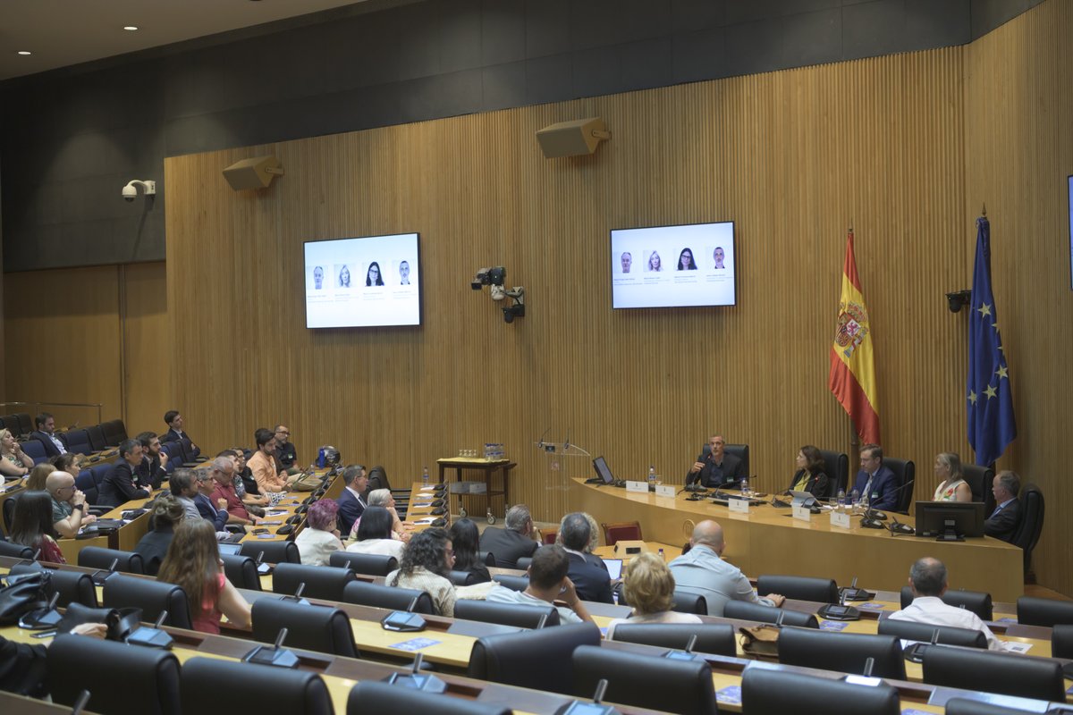 CNBARCELONA's tweet photo. El CNB ha estat present al #CongresoDiputados de la mà del nostre entrenador de Natació Adaptada, Jesús Collado. Una oportunitat per posar en valor el medi aquàtic com a eina de salut, inclusió i qualitat de vida💙 https://t.co/PKzhLDlgMG