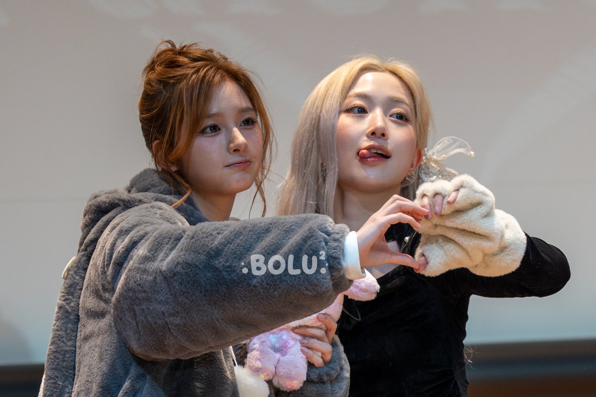 bolubolu0622's tweet photo. 260104 Kmonstar NMIXX fansign in Taipei
#NMIXX #Haewon #Sullyoon https://t.co/awsT8jELRC