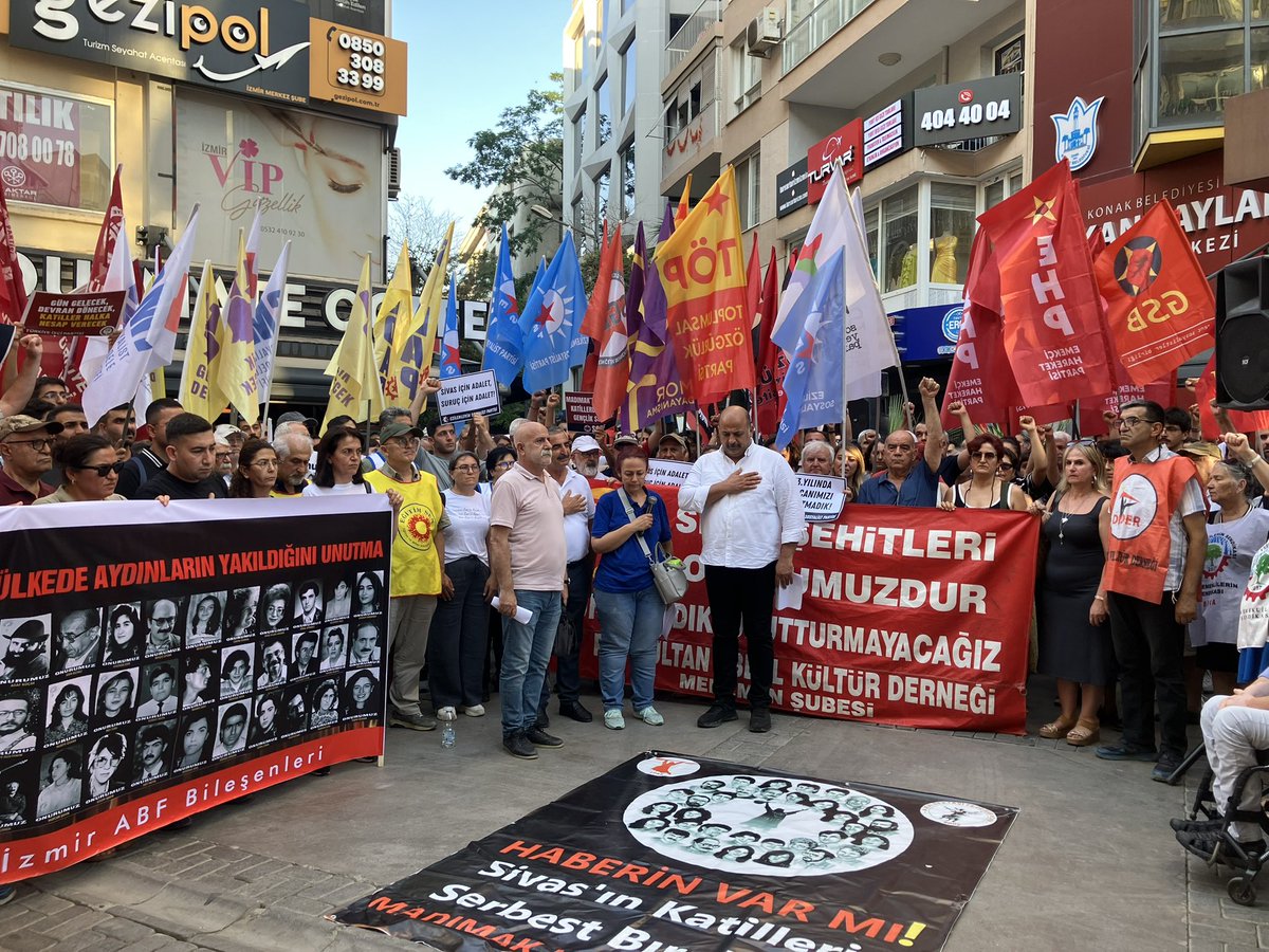 topizmir1's tweet photo. 33 yıl önce Sivas’taki Madımak Oteli’nde gerçekleştirilen katliamda kaybettiğimiz canları anmak ve katliamın sorumlularından hesap sormak için Alsancak’tayız. 

Sivas’ı unutmadık, unutturmayacağız!
#unutmadımaklımda https://t.co/SRqlLI5Fr4