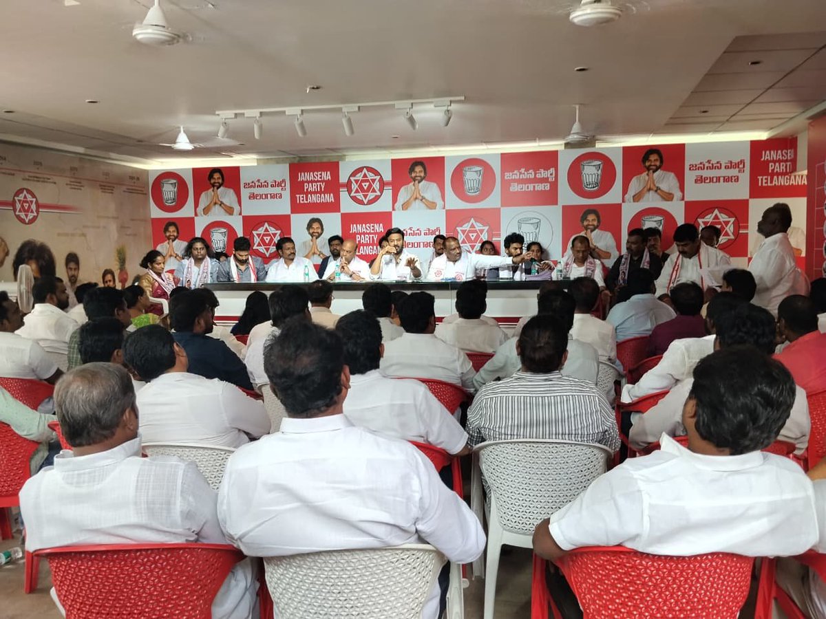 JSPTelangana's tweet photo. అర్హులైన ప్రతి పౌరులు ఓటుహక్కును వినియోగించుకునేలా జనసేన శ్రేణులు అవగాహన కల్పించండి.

>> తెలంగాణలో సమాచార సేకరణ కార్యక్రమంనకు అంకురార్పణ
>> రానున్న 30 రోజులు జనసేన పార్టీకి అత్యంత కీలకమైనవి

- పార్టీ సమావేశంలో జనసేన తెలంగాణ నాయకులు https://t.co/89w0nPrVcS