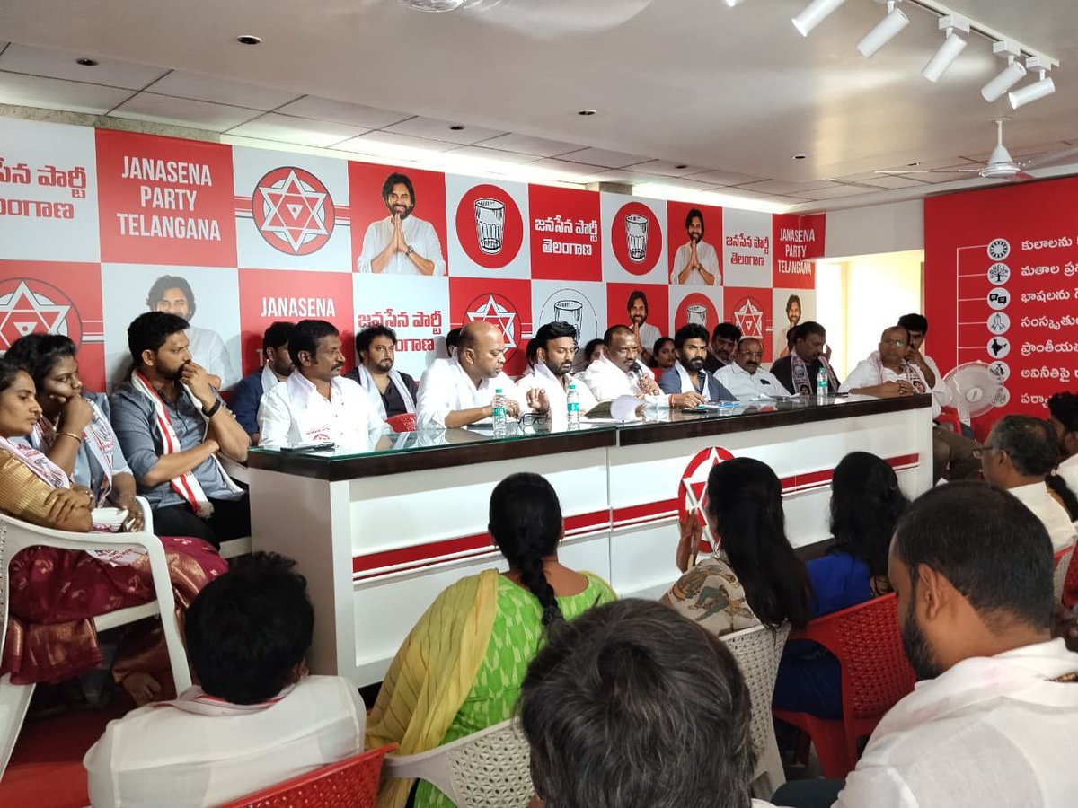 JSPTelangana's tweet photo. అర్హులైన ప్రతి పౌరులు ఓటుహక్కును వినియోగించుకునేలా జనసేన శ్రేణులు అవగాహన కల్పించండి.

>> తెలంగాణలో సమాచార సేకరణ కార్యక్రమంనకు అంకురార్పణ
>> రానున్న 30 రోజులు జనసేన పార్టీకి అత్యంత కీలకమైనవి

- పార్టీ సమావేశంలో జనసేన తెలంగాణ నాయకులు https://t.co/89w0nPrVcS