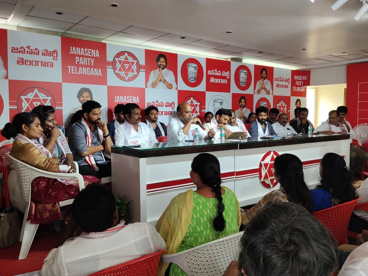 JSPTelangana's tweet photo. అర్హులైన ప్రతి పౌరులు ఓటుహక్కును వినియోగించుకునేలా జనసేన శ్రేణులు అవగాహన కల్పించండి.

>> తెలంగాణలో సమాచార సేకరణ కార్యక్రమంనకు అంకురార్పణ
>> రానున్న 30 రోజులు జనసేన పార్టీకి అత్యంత కీలకమైనవి

- పార్టీ సమావేశంలో జనసేన తెలంగాణ నాయకులు https://t.co/89w0nPrVcS