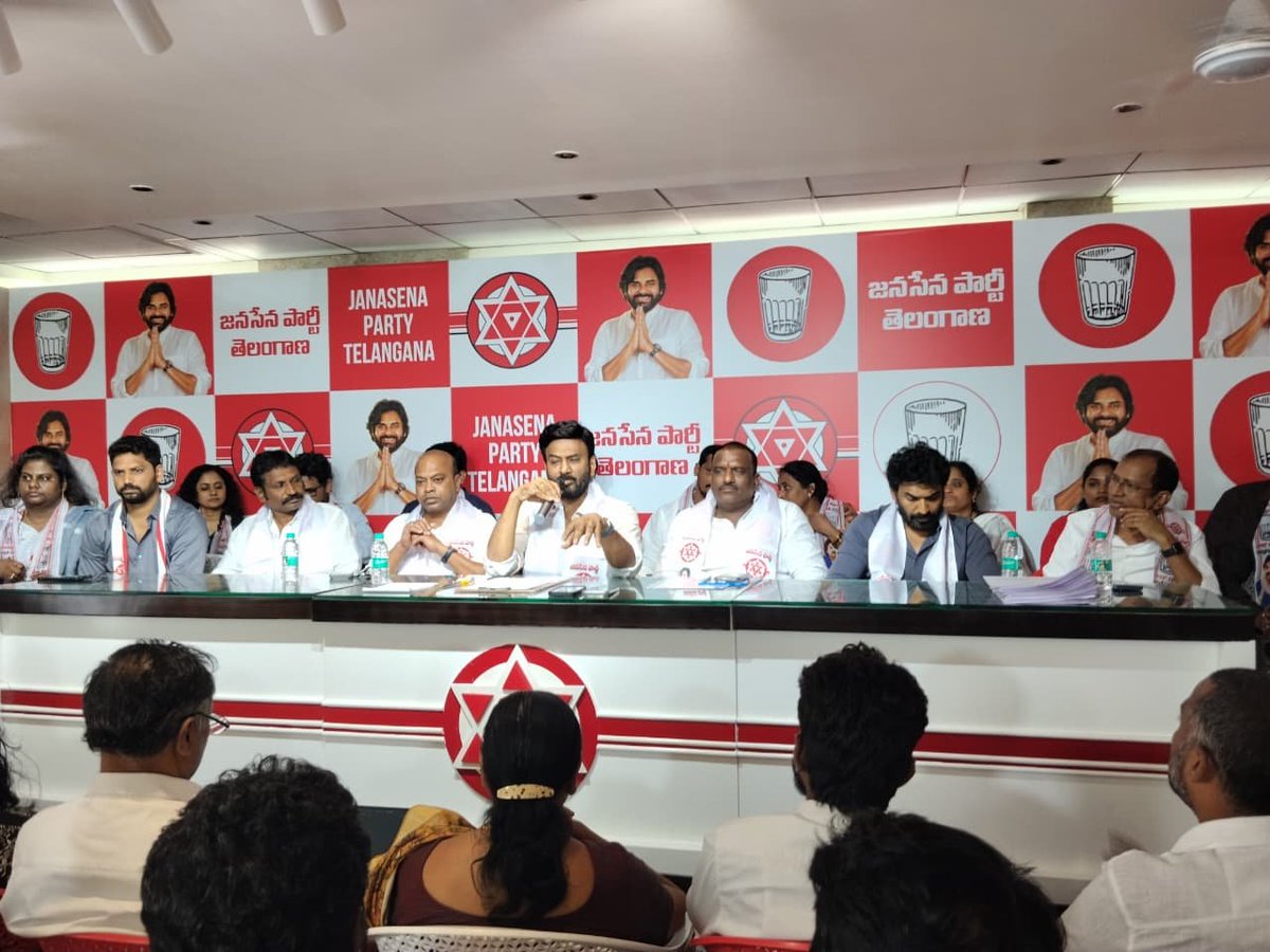 JSPTelangana's tweet photo. అర్హులైన ప్రతి పౌరులు ఓటుహక్కును వినియోగించుకునేలా జనసేన శ్రేణులు అవగాహన కల్పించండి.

>> తెలంగాణలో సమాచార సేకరణ కార్యక్రమంనకు అంకురార్పణ
>> రానున్న 30 రోజులు జనసేన పార్టీకి అత్యంత కీలకమైనవి

- పార్టీ సమావేశంలో జనసేన తెలంగాణ నాయకులు https://t.co/89w0nPrVcS