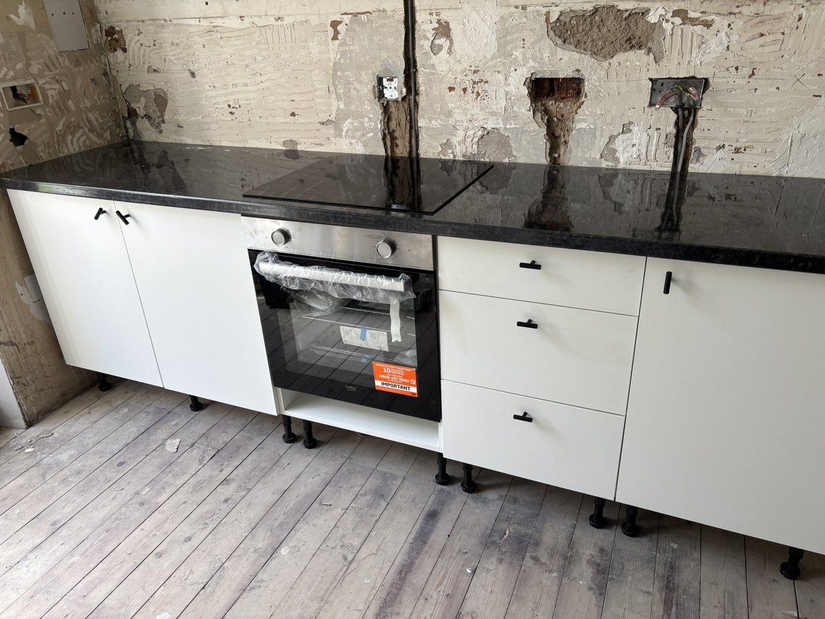 handymunro's tweet photo. Learning how to fit kitchen drawers. 

Door handles - horizontal, vertical or 45?

#propertymaintenance #propertymanagement #glasgow #kitchendesign https://t.co/aoaoIDHhln