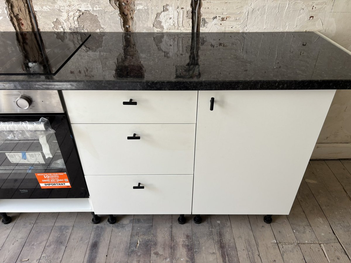 handymunro's tweet photo. Learning how to fit kitchen drawers. 

Door handles - horizontal, vertical or 45?

#propertymaintenance #propertymanagement #glasgow #kitchendesign https://t.co/aoaoIDHhln