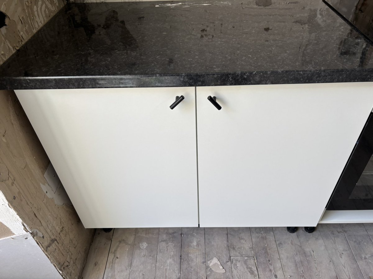 handymunro's tweet photo. Learning how to fit kitchen drawers. 

Door handles - horizontal, vertical or 45?

#propertymaintenance #propertymanagement #glasgow #kitchendesign https://t.co/aoaoIDHhln