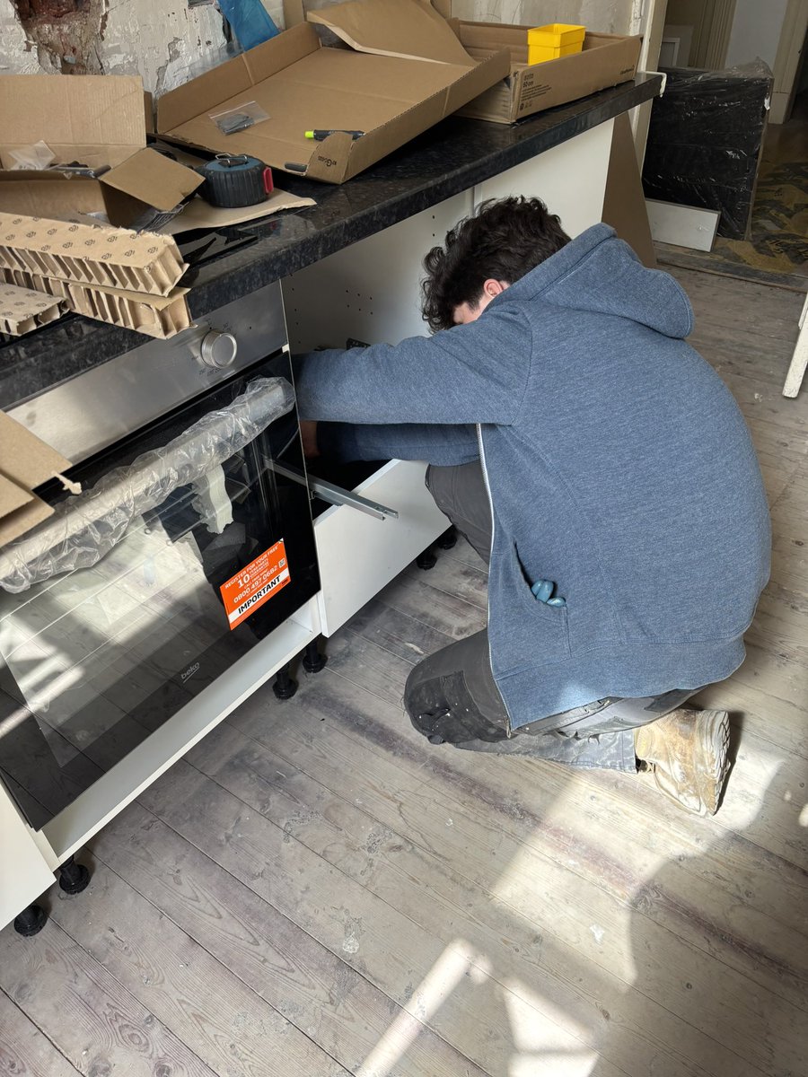 handymunro's tweet photo. Learning how to fit kitchen drawers. 

Door handles - horizontal, vertical or 45?

#propertymaintenance #propertymanagement #glasgow #kitchendesign https://t.co/aoaoIDHhln