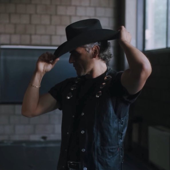 oscarsunrises's tweet photo. save a horse ride a cowboy or whatever.. https://t.co/OaNUJQMZVK