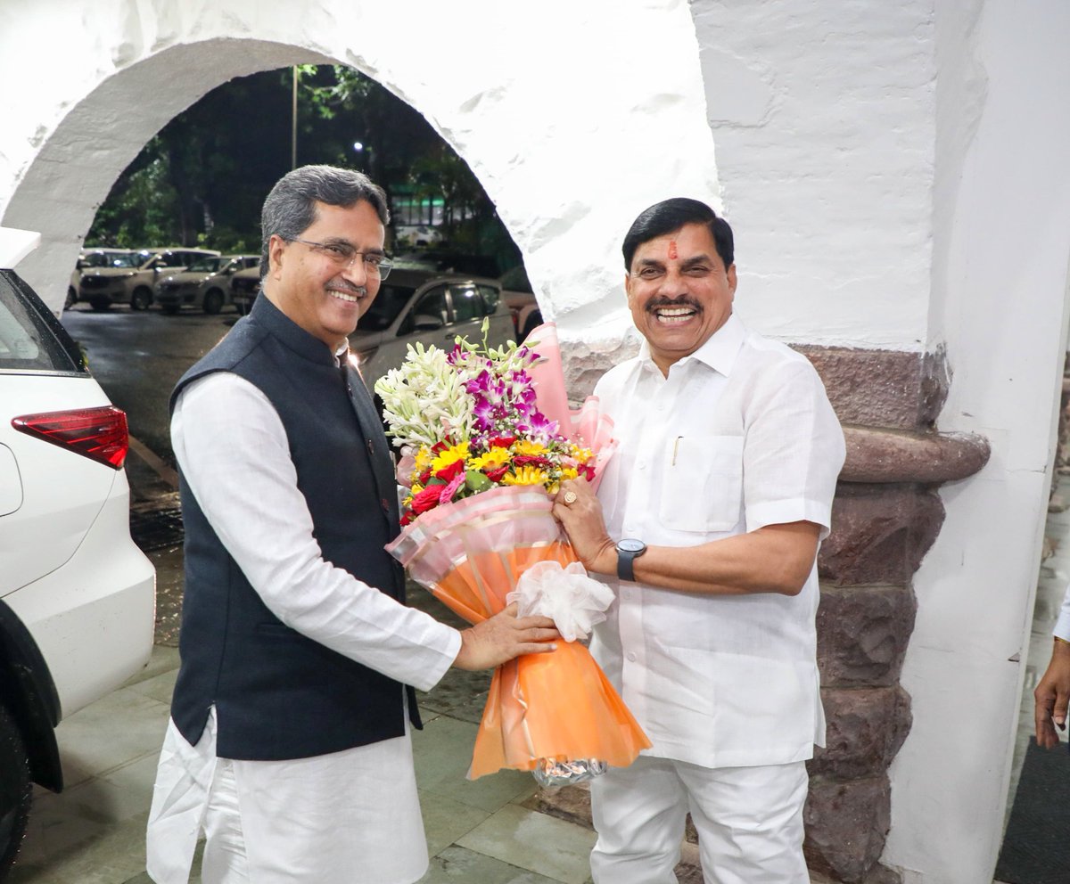 DrMohanYadav51's tweet photo. भोपाल पधारे त्रिपुरा के माननीय मुख्यमंत्री श्री @DrManikSaha2 जी और उनकी धर्मपत्नी श्रीमती स्वप्ना साहा जी का आज निवास पर आत्मीय स्वागत किया। https://t.co/O4g3ItWqJ6