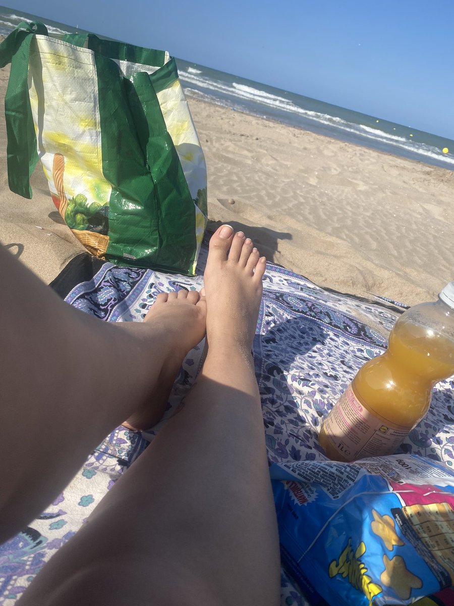 D0m_Luna's tweet photo. En la playita con @BoudicanaFemdom Disfrutad las vistas. https://t.co/R0PrzdyUSA