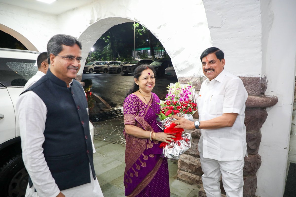 DrMohanYadav51's tweet photo. भोपाल पधारे त्रिपुरा के माननीय मुख्यमंत्री श्री @DrManikSaha2 जी और उनकी धर्मपत्नी श्रीमती स्वप्ना साहा जी का आज निवास पर आत्मीय स्वागत किया। https://t.co/O4g3ItWqJ6