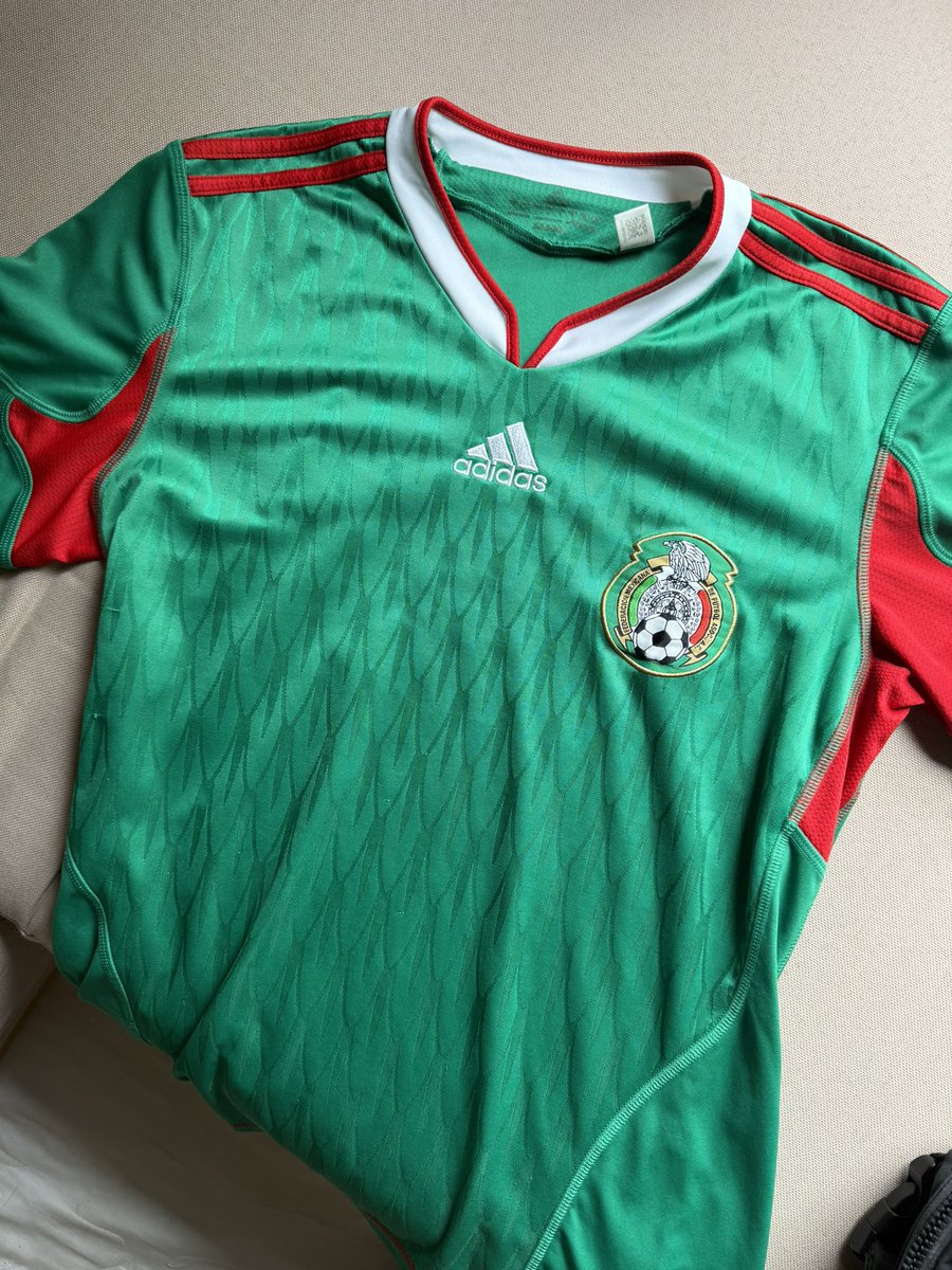 zambranoroldan_'s tweet photo. @Corona_MX Mi primer jersey de nuestra sele. Sin duda muy especial porque también fue del primer mundial que recuerdo haber vivido. Lo cuido mucho por lo especial que fue y recién lo volví a usar vs Sudáfrica pero ahora lo celebramos con triunfo. 🇲🇽❤️‍🩹 #ElExtraDeMéxicoEsMundial https://t.co/6EMHNz1T3b