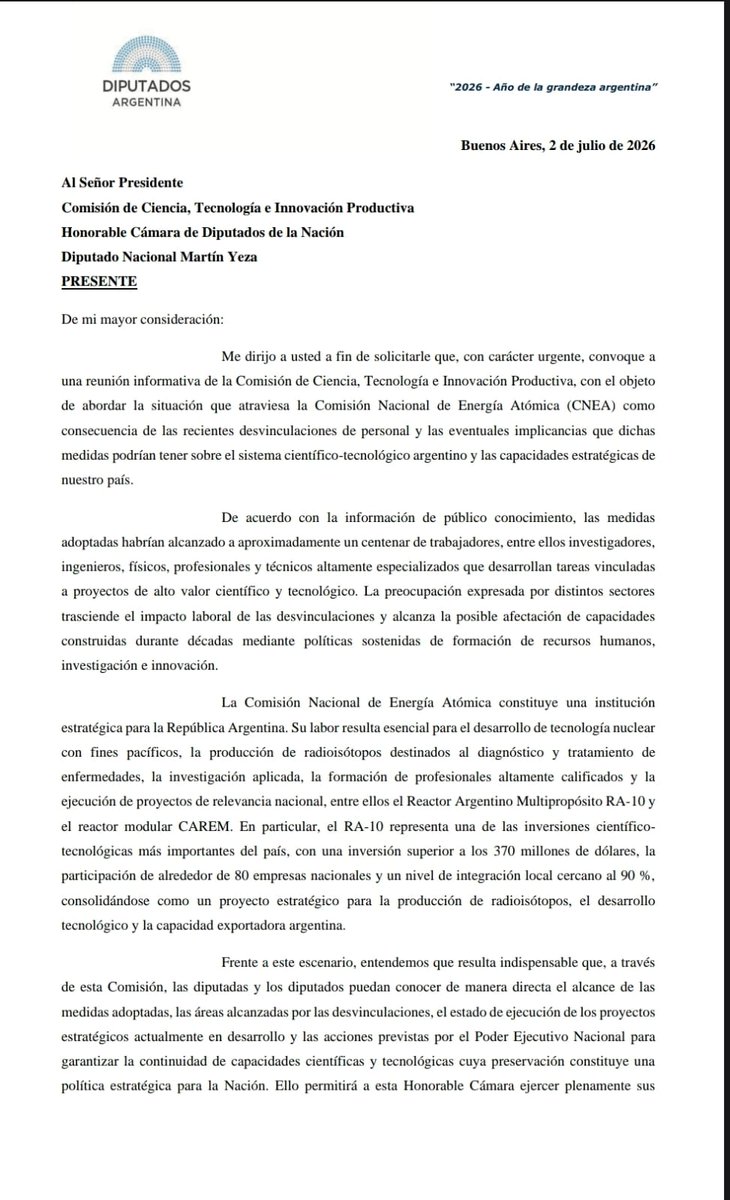 PabloJulianoLP's tweet photo. SOBERANÍA EN RIESGO: EL CONGRESO DEBE ACTUAR 

Los despidos en la @CNEA_Arg son gravísimos. Lo disfrazan de ajuste fiscal, de pelea con los sindicatos. Es mentira. Atrás se asoma un plan: vaciar y entregar nuestra soberanía nuclear. 

Por eso solicitamos al titular de la Comisión de Ciencia y Tecnología de Diputados que reúna de inmediato esta comisión y se cite a todos los sectores. Desde los funcionarios nacionales a la comunidad científica, desde los trabajadores despedidos y los gremios a los gobernadores de las provincias. 

No podemos dejar pasar que despiden personal altamente calificado, gente formada durante años. Le bajaron el presupuesto un 45% desde que llegaron al poder en diciembre de 2023, ya se fueron casi 500 trabajadores. Esto no es ajuste, es desmantelamiento. 

Mientras tanto, Atucha y Dioxitek, las dos empresas superavitarias, ganaron $90.304 millones y $19.204 millones en 2025, y siguen ahí, a disposición: desde mayo cualquier empresa privada, nacional o extranjera, puede recorrer la CNEA como si fuera un supermercado y elegir qué se lleva. El RA-10. El uranio. 70 años de conocimiento.

El secretario del Tesoro de EEUU, Scott Bessent, ya lo había avisado: "Argentina es rica en uranio. Están comprometidos con la entrada de empresas privadas estadounidenses”.  Esta declaración representa un llamado de atención para este Congreso que debe velar por nuestra soberanía ante cualquier circunstancia o actor.

Argentina es la única potencia nuclear consolidada de América Latina. Reactores propios, tecnología que el mundo envidia. Fundir eso, y regalar el conocimiento a cambio de nada, es condenarnos al subdesarrollo.
