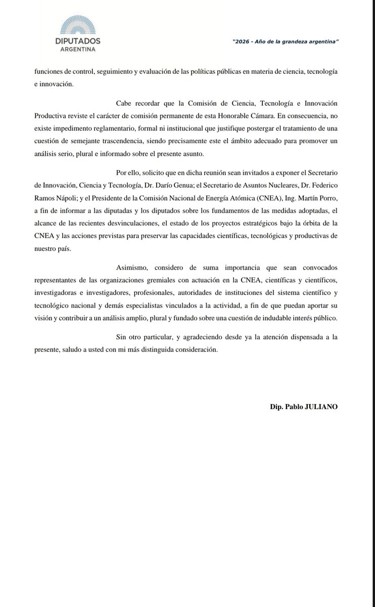 PabloJulianoLP's tweet photo. SOBERANÍA EN RIESGO: EL CONGRESO DEBE ACTUAR 

Los despidos en la @CNEA_Arg son gravísimos. Lo disfrazan de ajuste fiscal, de pelea con los sindicatos. Es mentira. Atrás se asoma un plan: vaciar y entregar nuestra soberanía nuclear. 

Por eso solicitamos al titular de la Comisión de Ciencia y Tecnología de Diputados que reúna de inmediato esta comisión y se cite a todos los sectores. Desde los funcionarios nacionales a la comunidad científica, desde los trabajadores despedidos y los gremios a los gobernadores de las provincias. 

No podemos dejar pasar que despiden personal altamente calificado, gente formada durante años. Le bajaron el presupuesto un 45% desde que llegaron al poder en diciembre de 2023, ya se fueron casi 500 trabajadores. Esto no es ajuste, es desmantelamiento. 

Mientras tanto, Atucha y Dioxitek, las dos empresas superavitarias, ganaron $90.304 millones y $19.204 millones en 2025, y siguen ahí, a disposición: desde mayo cualquier empresa privada, nacional o extranjera, puede recorrer la CNEA como si fuera un supermercado y elegir qué se lleva. El RA-10. El uranio. 70 años de conocimiento.

El secretario del Tesoro de EEUU, Scott Bessent, ya lo había avisado: "Argentina es rica en uranio. Están comprometidos con la entrada de empresas privadas estadounidenses”.  Esta declaración representa un llamado de atención para este Congreso que debe velar por nuestra soberanía ante cualquier circunstancia o actor.

Argentina es la única potencia nuclear consolidada de América Latina. Reactores propios, tecnología que el mundo envidia. Fundir eso, y regalar el conocimiento a cambio de nada, es condenarnos al subdesarrollo.