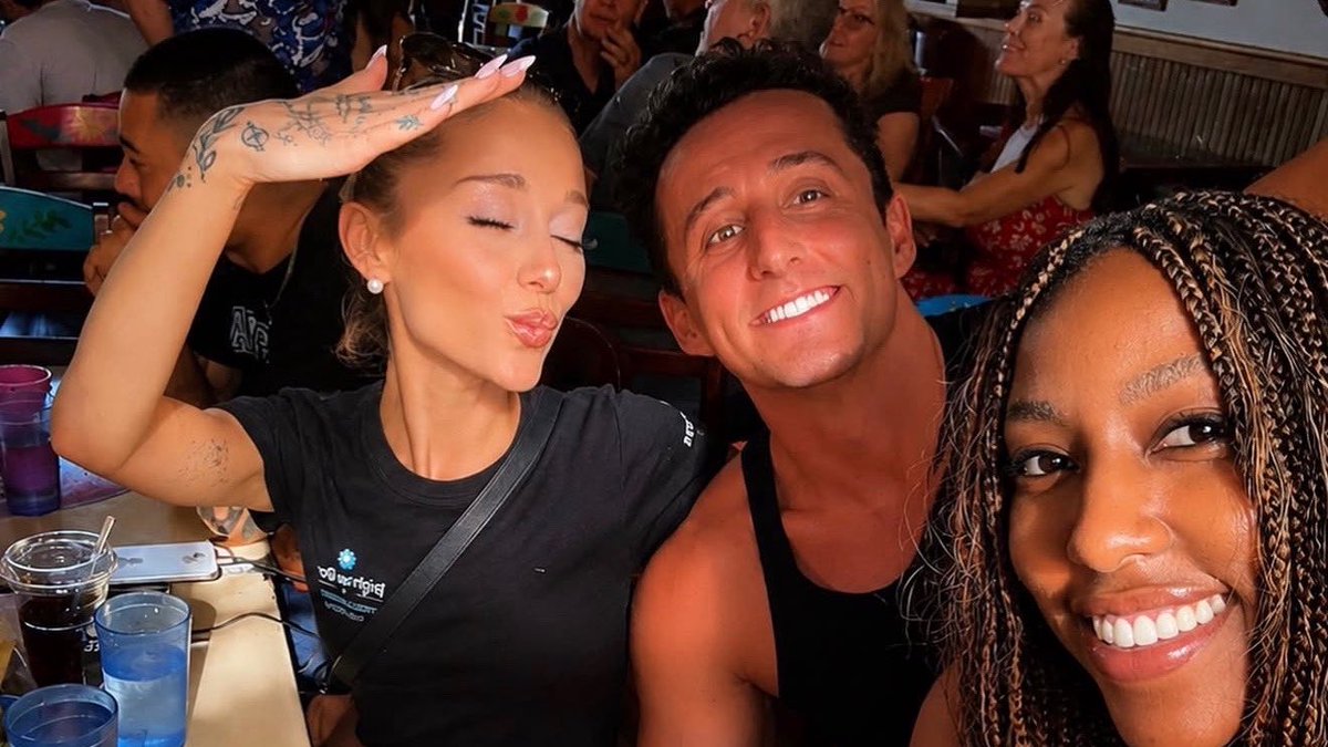 cambeserious's tweet photo. no cause what is with everyone and editing/using AI on their selfies with ariana??? https://t.co/FYsmll53sP