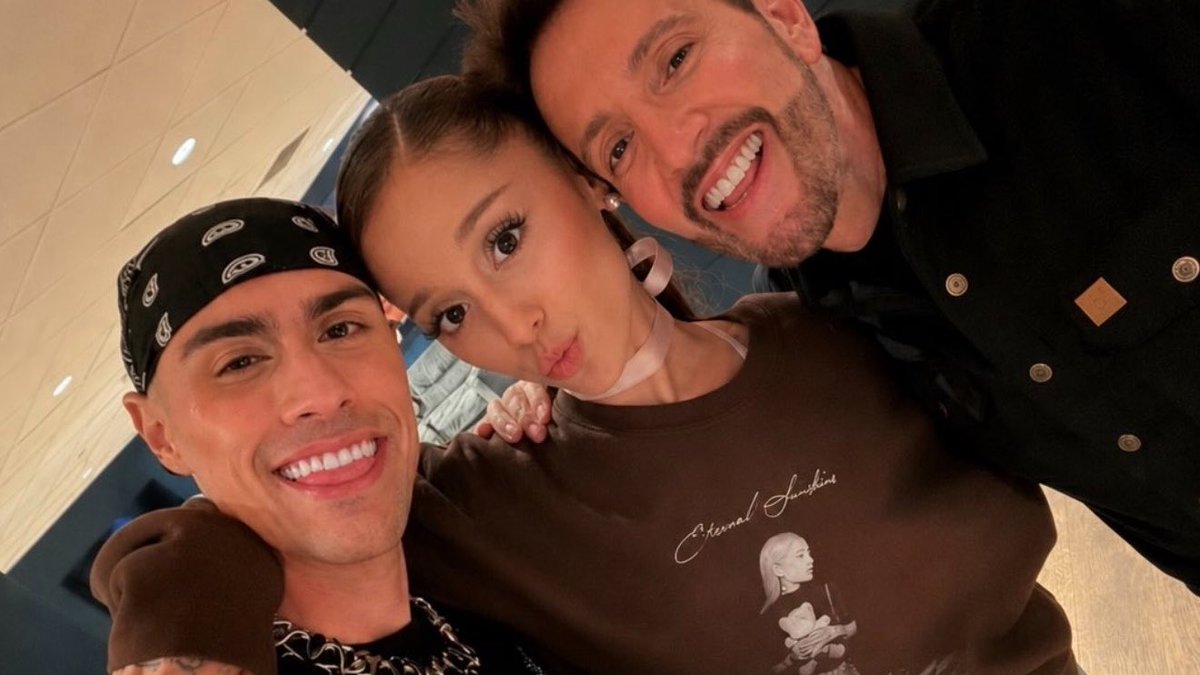 cambeserious's tweet photo. no cause what is with everyone and editing/using AI on their selfies with ariana??? https://t.co/FYsmll53sP