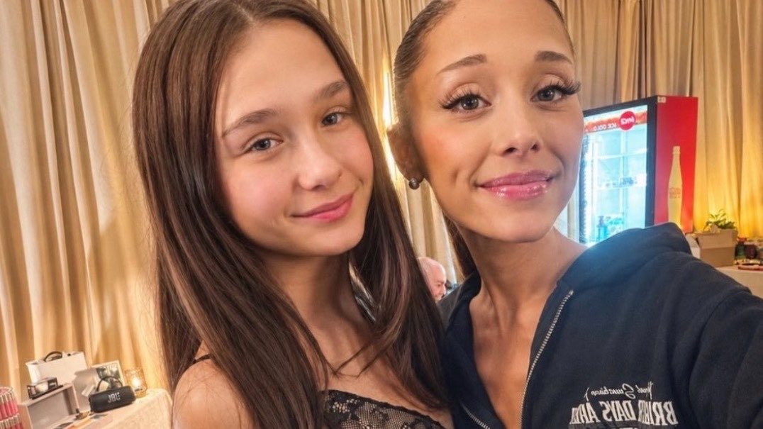 cambeserious's tweet photo. no cause what is with everyone and editing/using AI on their selfies with ariana??? https://t.co/FYsmll53sP