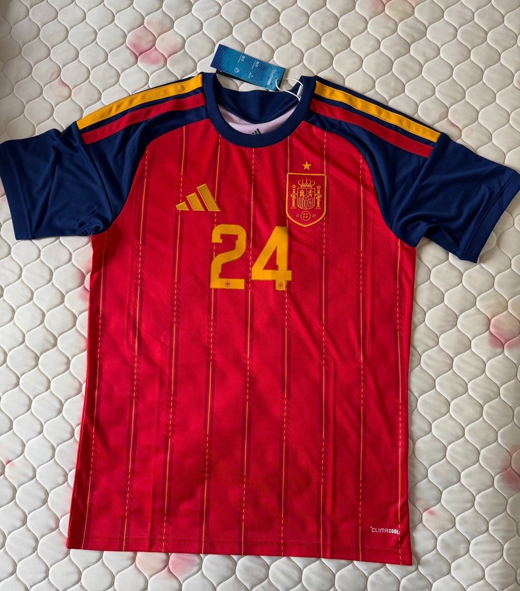 Torren___'s tweet photo. Cucu Cucurella se come una paella. Camisetón del defensa de la Selección española. Ya la tenía en mente antes de su fichaje del Real Madrid. Me ha llegado rápido desde https://t.co/6grRh1oQM4 Fiable y con buena comunicación. Camiseta de calidad de mis amigos de @Cheapftball666. https://t.co/jLdBuB3XQJ