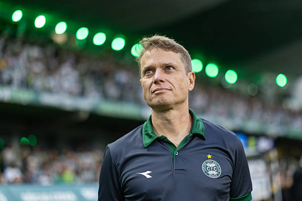 NewsAlmirantee's tweet photo. Fernando Seabra já assinou seu contrato com o Vasco da Gama.

O técnico viaja hoje ao Rio de Janeiro e deve comandar seu primeiro treino amanhã.

🗞️: @venecasagrande 
📸: Rodolfo Buhrer | Getty Images https://t.co/LibY1BKkVO