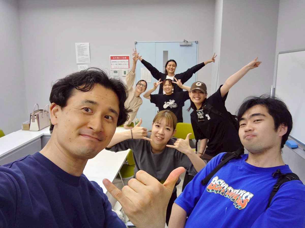 ziu2222's tweet photo. 慈雨✕コトバリウムコラボ第1弾
カラオケスナックイマーシブ公演
気がつけば本番1ヶ月前！？
早すぎない？
お稽古では何でも試して沢山失敗したらいいのです。トライ&amp;エラー。そうして自分の中で答えを見つけて行ってほしい。みんなでフォローするから。それがチームだからね♪ https://t.co/X27nltYhW2