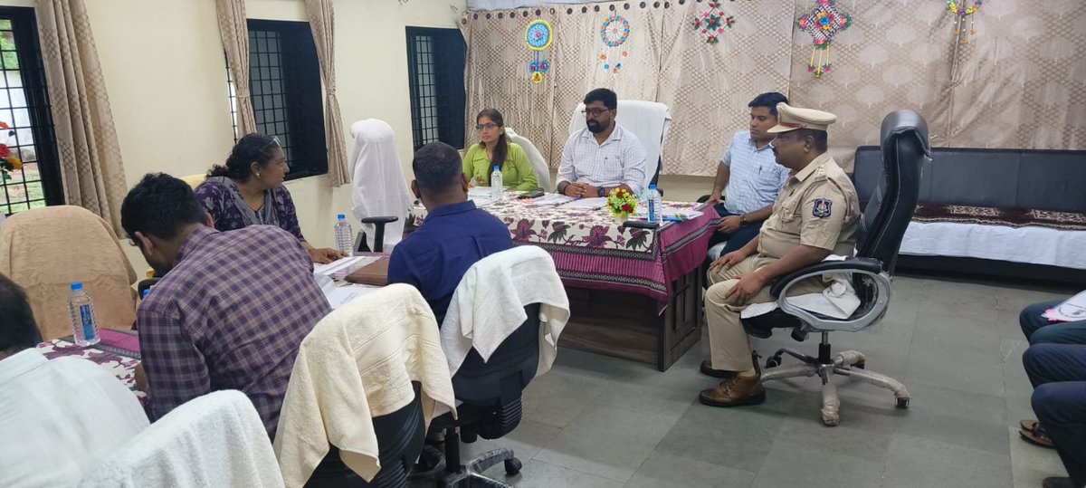 CollectorBharch's tweet photo. આજરોજ નારી સંરક્ષણ ગૃહ ભરૂચ ખાતે નારી સંરક્ષણ ગૃહની જિલ્લા વ્યવસ્થાપન સમિતિ બેઠક તેમજ 'સખી' વન સ્ટોપ સેન્ટરની જિલ્લા વ્યવસ્થાપનની બેઠકની સમીક્ષા કરવામાં આવી.
@CMOGuj @InfoGujarat @revenuegujarat https://t.co/4q4dMFLDdd