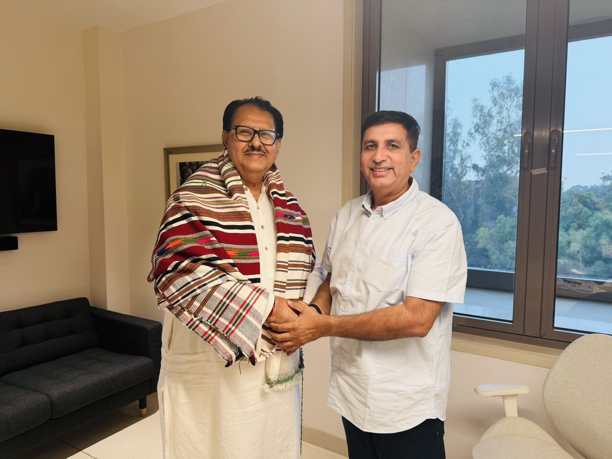 Barmer_Harish's tweet photo. मध्यप्रदेश में लंबे समय तक संगठन में हमारे साथी रहे @SanjaySDutt जी को हरियाणा प्रदेश कांग्रेस का प्रभारी नियुक्त किए जाने पर आज इंदिरा भवन स्थित कार्यालय में थार की हमारी पहचान “पट्टू” ओढ़ाकर आत्मीय स्वागत एवं अभिनंदन किया तथा नई जिम्मेदारी के लिए हार्दिक शुभकामनाएँ प्रेषित कीं।

यह मेरे लिए गर्व और प्रसन्नता का विषय है कि संगठन में मेरे साथ कार्य कर चुके एक समर्पित साथी को पार्टी ने इतनी महत्वपूर्ण जिम्मेदारी सौंपी है। मुझे पूर्ण विश्वास है कि आपके अनुभव, संगठनात्मक क्षमता और कार्यकर्ताओं से आत्मीय जुड़ाव के बल पर आप इस दायित्व का सफलतापूर्वक निर्वहन करेंगे।

इस विश्वास के लिए मैं @INCIndia के हमारे शीर्ष नेतृत्व का आभार व्यक्त करता हूँ।