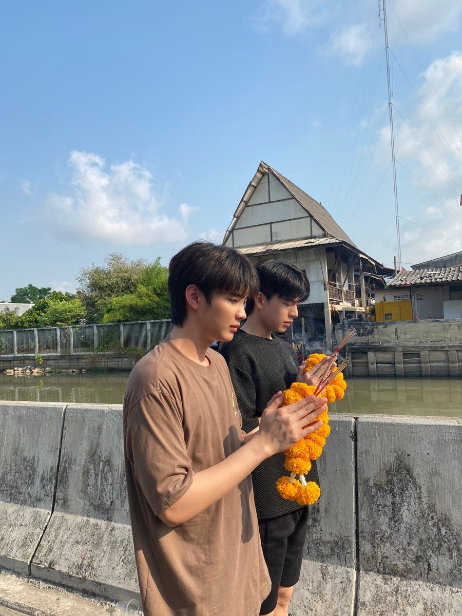 a_omsin19's tweet photo. ยังจำ Q1 วันนั้นได้ดี ตื่นเต้นมากๆที่ได้เห็นพายกอล์ฟออกกองแบบจริงจัง พอมาถึงวันนี้ที่มันเป็นวันสุดท้ายแบบจริงๆก็ไม่อยากให้จบ
แต่ก็อยากให้จบ5555 งงตัวเองอยู่

            Day 1                             1 Day

LATELY ITS WINTER SEASON FINAL EP
#FoureverYou2FinalEP https://t.co/SLCpC3tD7a