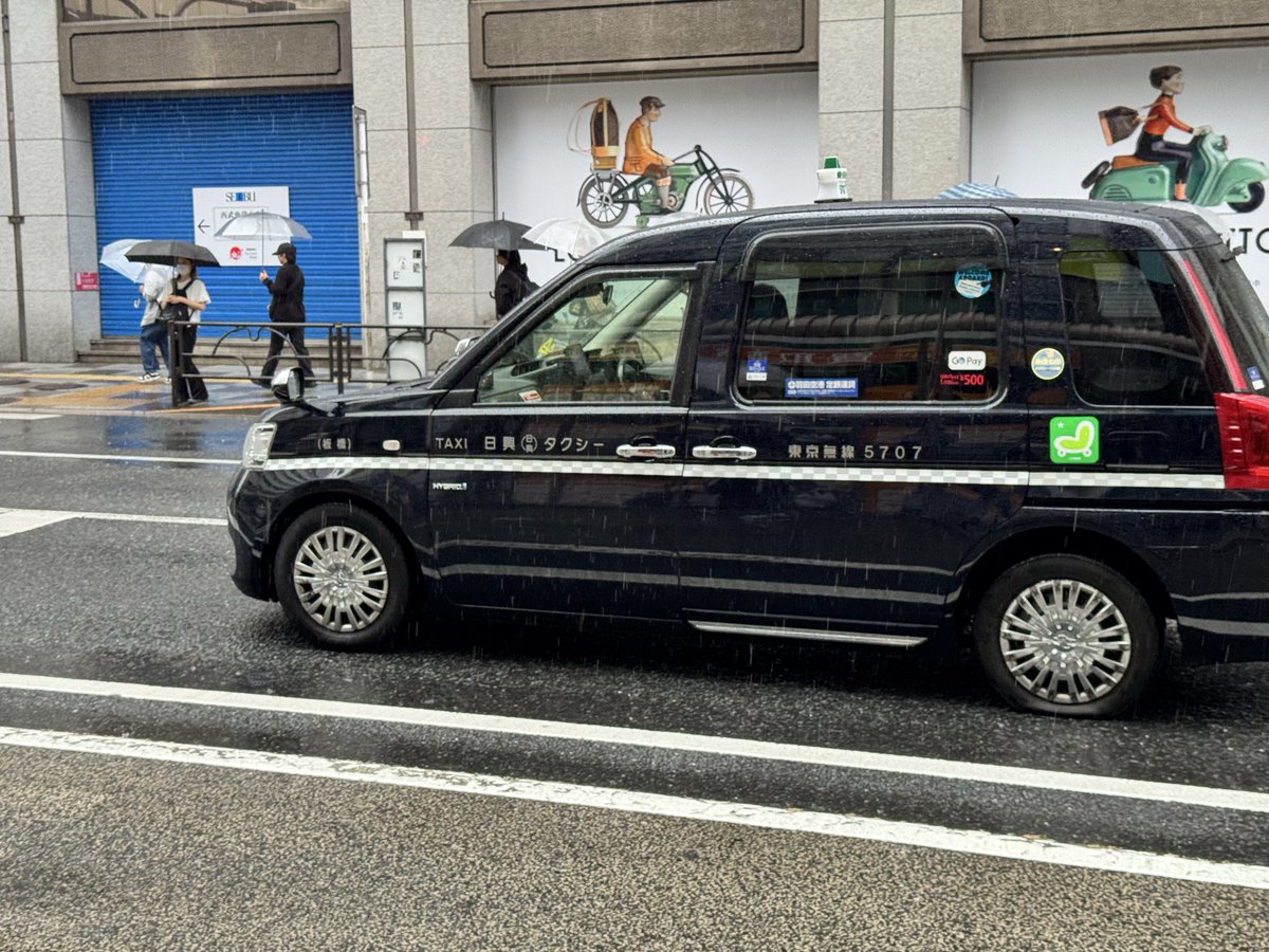 YOSHIMOTO_HOI's tweet photo. タクシーも大変だ(左リアパンク) https://t.co/dc0INIti1g